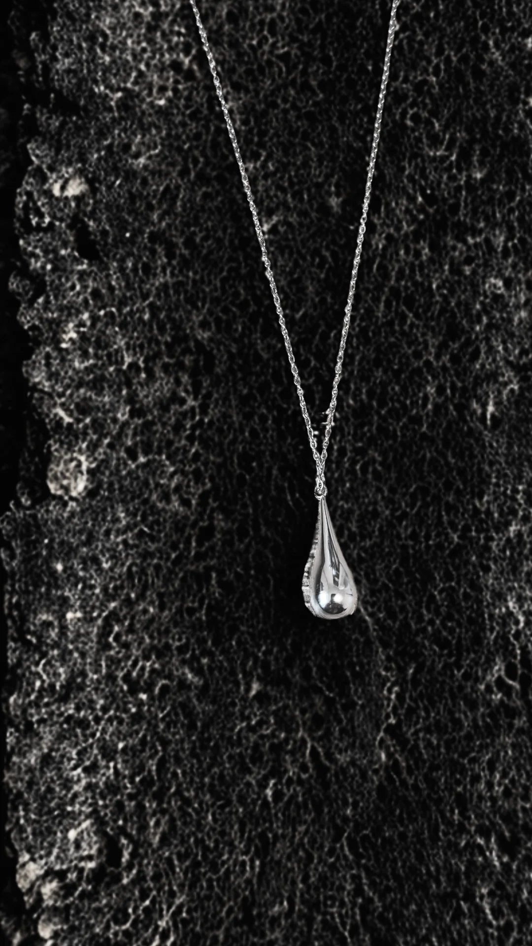 Collier élégant en acier inoxydable doré avec pendentif goutte. Minimaliste, raffiné et résistant à l'eau, parfait pour un look intemporel.
