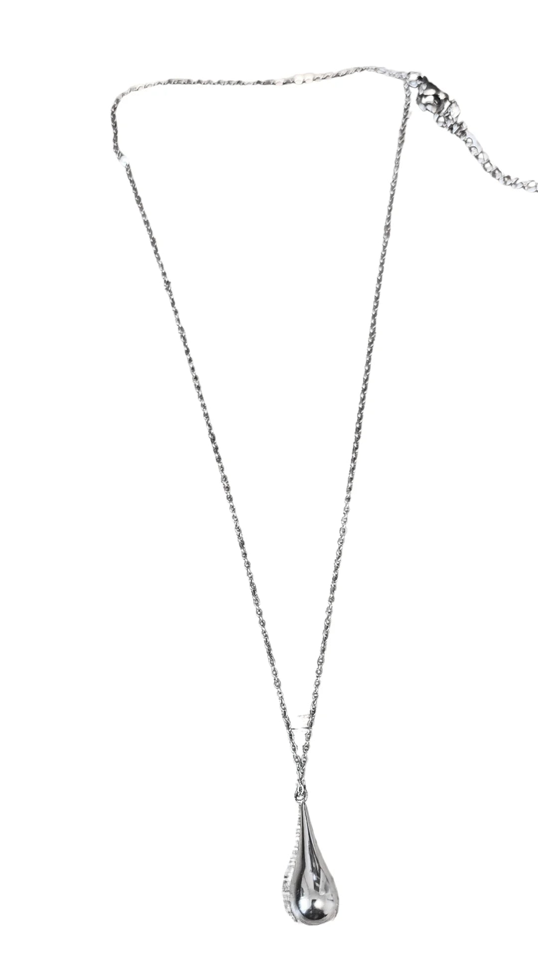 Collier élégant en acier inoxydable doré avec pendentif goutte. Minimaliste, raffiné et résistant à l'eau, parfait pour un look intemporel.