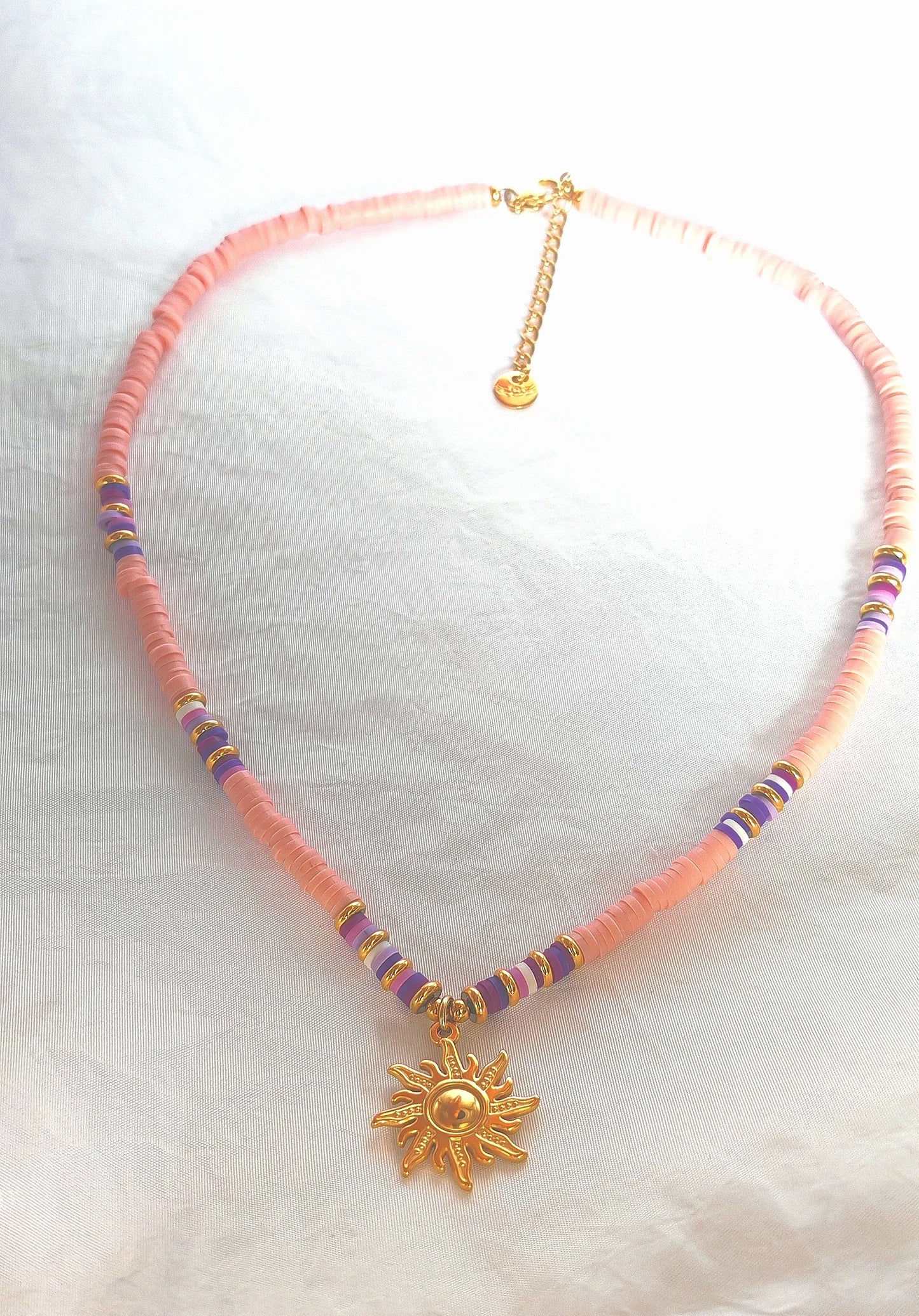 Ce collier associe de délicates perles japonaises colorées et un pendentif soleil en acier inoxydable, pour un style à la fois bohème et tendance. Les perles apportent fraîcheur et subtilité, tandis que le pendentif doré illumine votre décolleté avec élégance.
Grâce à l’acier inoxydable, ce bijou est waterproof, durable et hypoallergénique : il vous suit partout, même à la plage ou sous la douche, sans s'altérer.