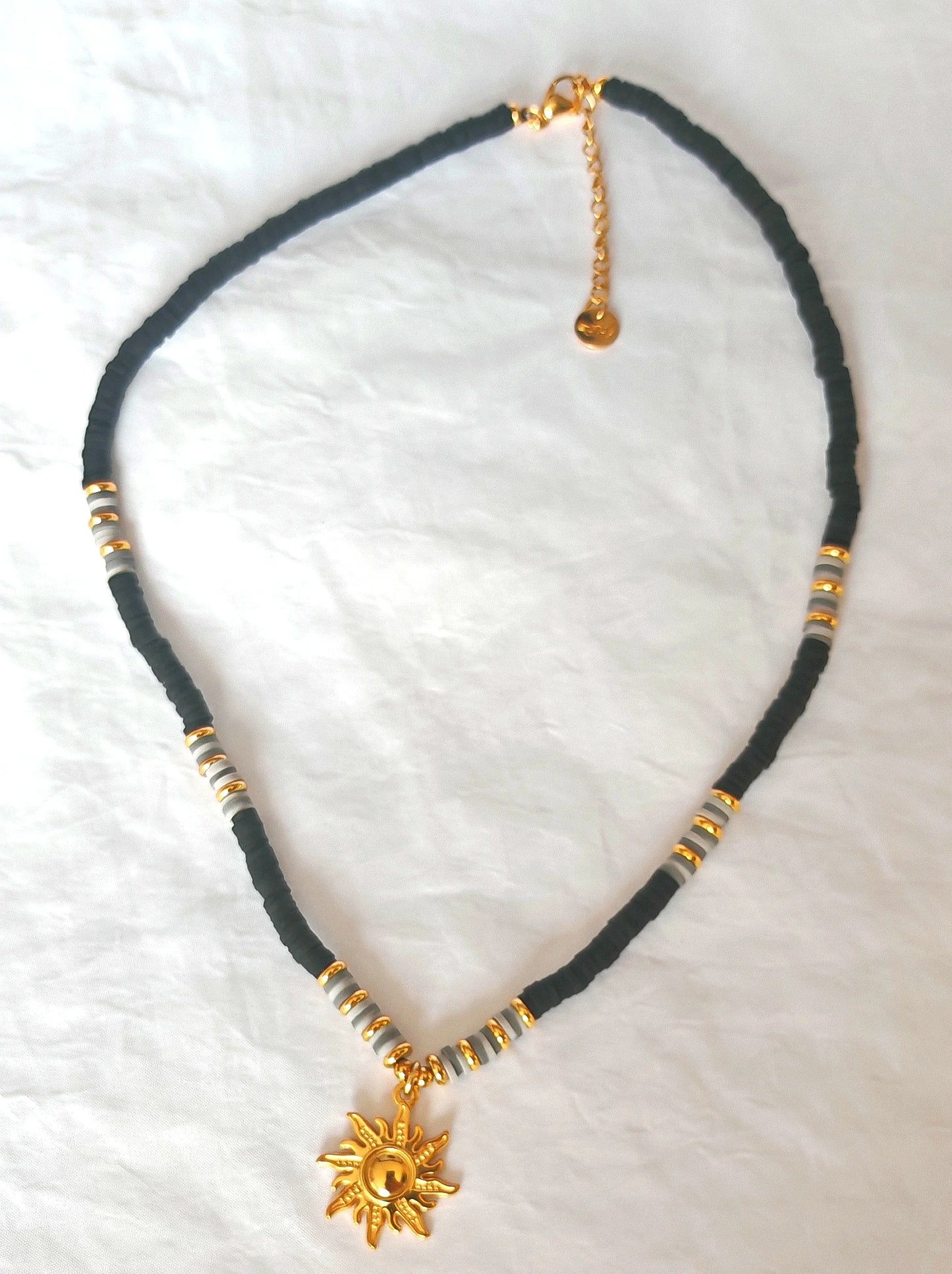 Ce collier associe de délicates perles japonaises colorées et un pendentif soleil en acier inoxydable, pour un style à la fois bohème et tendance. Les perles apportent fraîcheur et subtilité, tandis que le pendentif doré illumine votre décolleté avec élégance.
Grâce à l’acier inoxydable, ce bijou est waterproof, durable et hypoallergénique : il vous suit partout, même à la plage ou sous la douche, sans s'altérer.