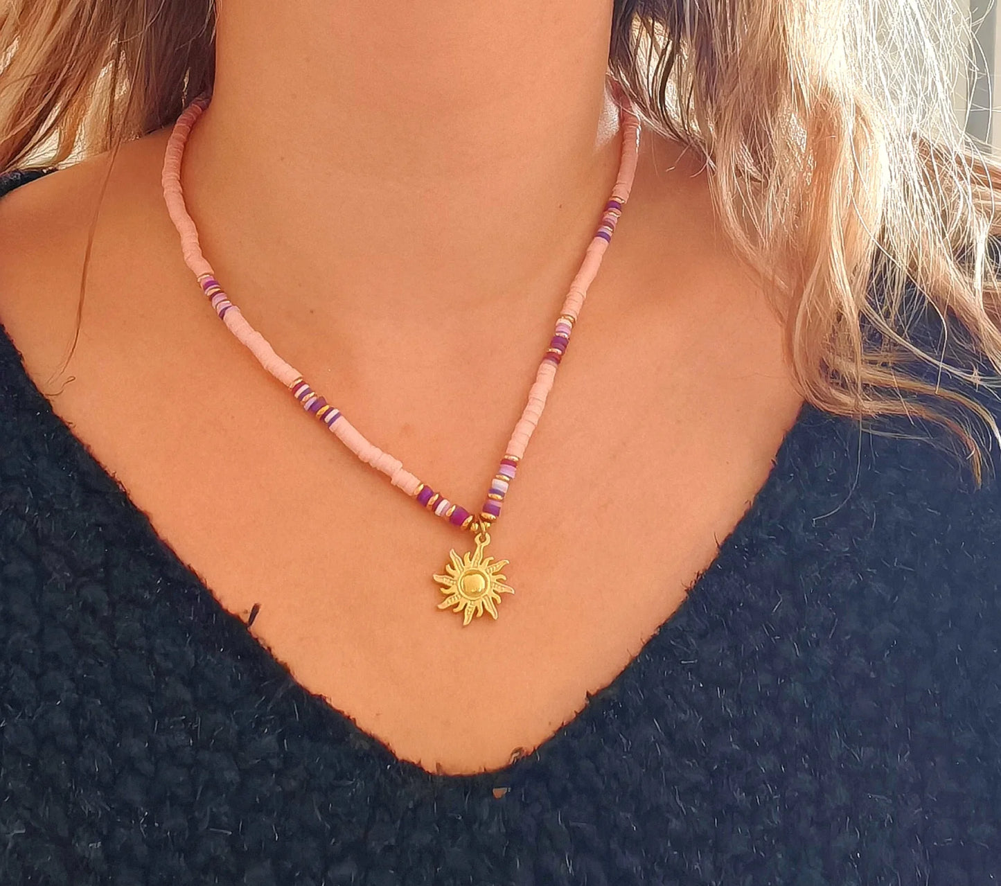 Ce collier associe de délicates perles japonaises colorées et un pendentif soleil en acier inoxydable, pour un style à la fois bohème et tendance. Les perles apportent fraîcheur et subtilité, tandis que le pendentif doré illumine votre décolleté avec élégance.
Grâce à l’acier inoxydable, ce bijou est waterproof, durable et hypoallergénique : il vous suit partout, même à la plage ou sous la douche, sans s'altérer.