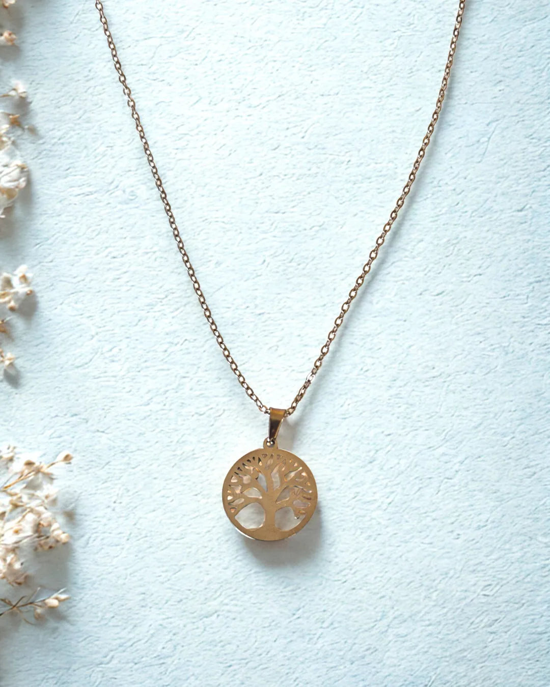 Symbole de force, de croissance et d’équilibre, le collier Arbre de Vie doré est un bijou intemporel porteur de sens. Finement découpé dans l’acier inoxydable, il illumine votre décolleté tout en rappelant la connexion entre la nature, l’énergie et l’âme.