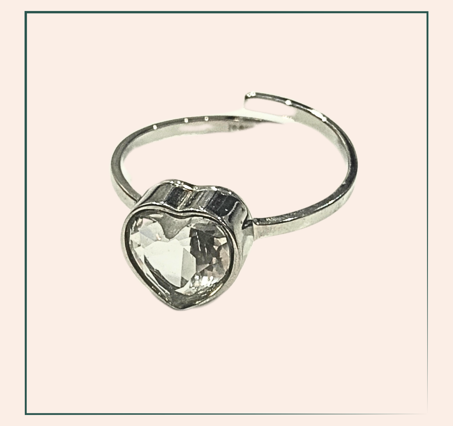 Bague Julia - acier inoxydable La bague Julia est non seulement élégante avec son strass incurvé, mais également de haute qualité grâce à son acier inoxydable. Ajustable pour un ajustement parfait, cette bague ajoutera une touche de glamour à toute tenue.
