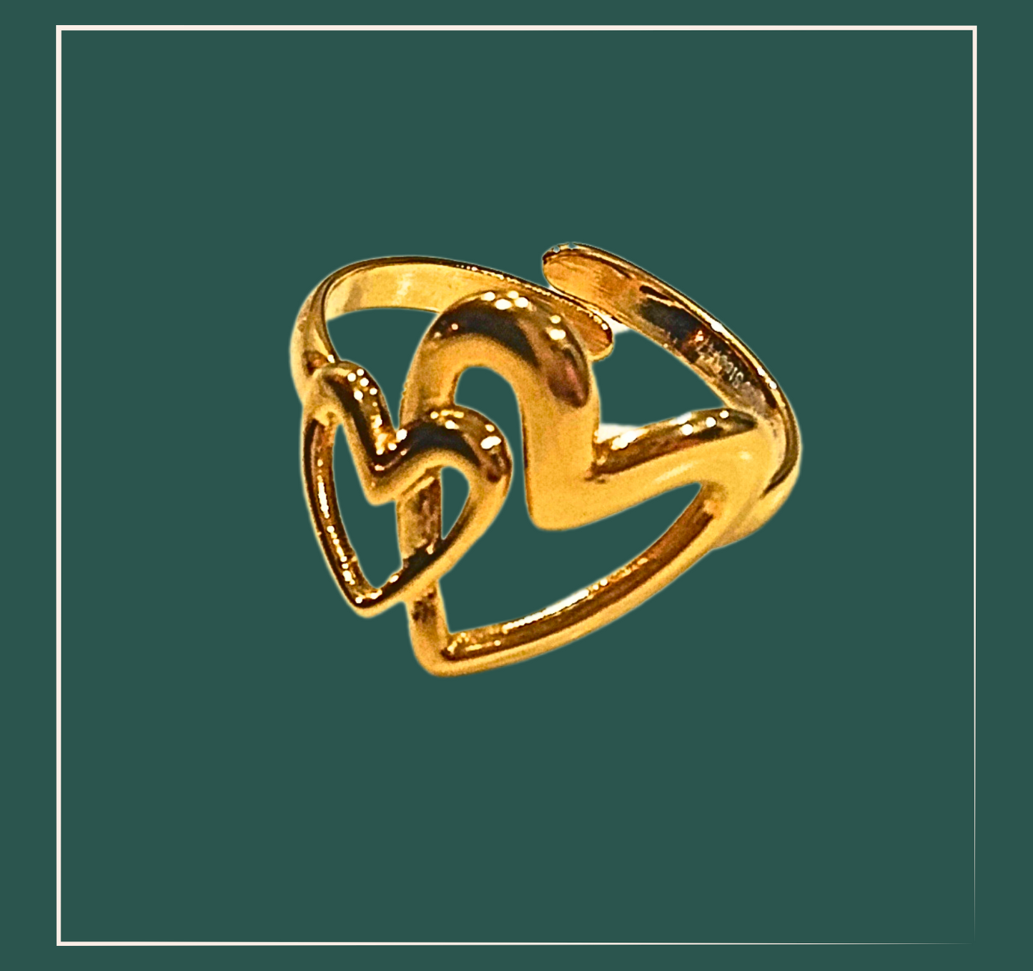 Bague coeur Emy - acier inoxydable La Bague cœur Emy en acier inoxydable est un bijou élégant et ajustable avec deux cœurs enlacés qui symbolisent l'amour et l'union. Fabriquée avec des matériaux de haute qualité, cette bague apportera une touche d'amour et de finesse à vos tenues. Un cadeau idéal pour les amoureux et les proches.