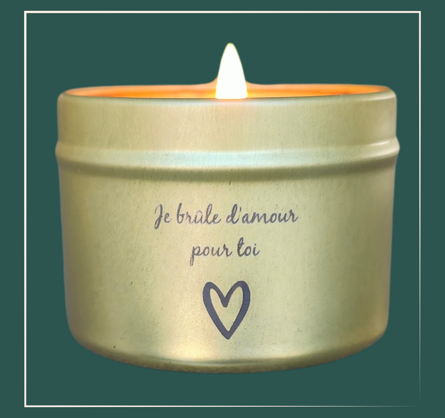 Bougie personnalisable - acier inoxydable Découvrez notre bougie personnalisable créée à la main avec soin et proposant une variété de senteurs uniques. Chaque pot est personnalisé pour une touche unique. Profitez d'une ambiance relaxante et parfumée grâce à notre bougie artisanale.