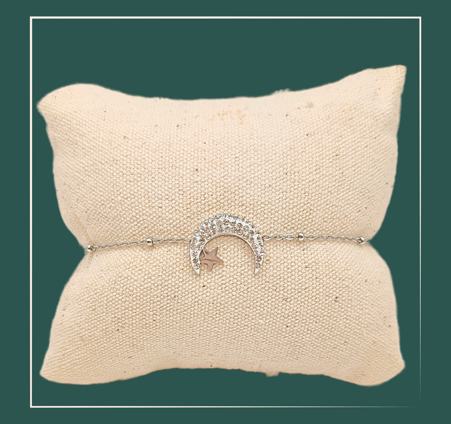 Bracelet acier inoxydable Capucine - acier inoxydable Découvrez le bracelet Capucine, une délicate lune en strass blanc avec une étoile en acier inoxydable. Un bijou éblouissant pour illuminer votre tenue. Fabriqué avec soin et précision, il ajoute une touche de glamour à n'importe quelle occasion. Faites-vous plaisir avec une pièce unique et élégante en forme de lune.