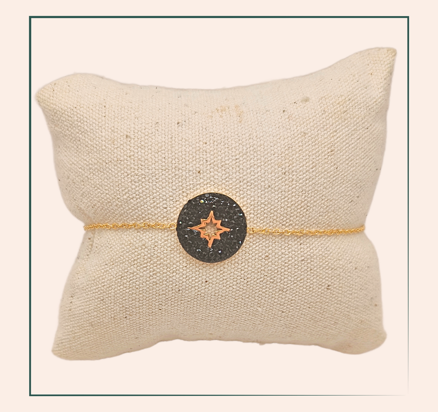 Bracelet acier inoxydable Melina - acier inoxydable Ce bracelet Melina en acier inoxydable est orné d'une médaille étincelante, agrémentée d'une étoile au centre. Disponible en blanc ou en noir, cet accessoire ajoute une touche d'élégance à votre tenue. Réalisé avec des matériaux de qualité, ce bracelet allie style et durabilité. Parfait pour toutes les occasions.