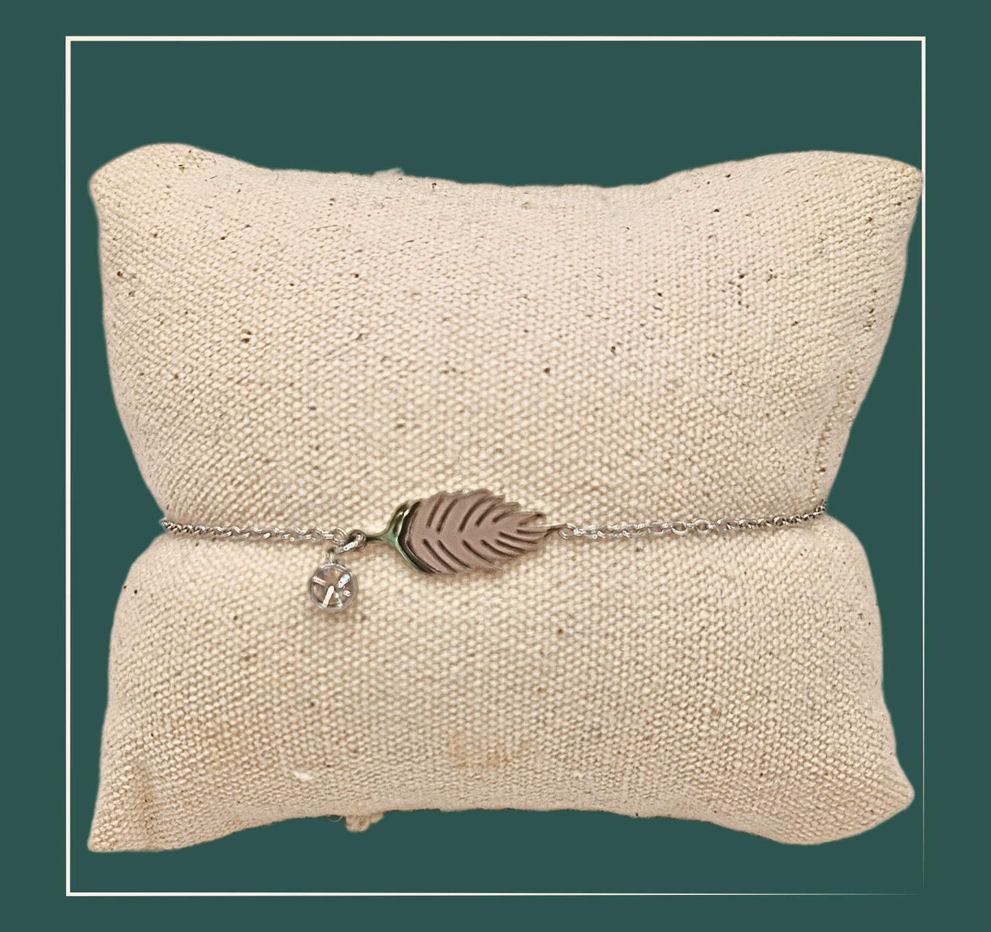 Bracelet acier inoxydable Plume - acier inoxydable Ce Bracelet Plume en forme de plume est un ajout élégant à toute tenue. Fabriqué en acier inoxydable hyppoalergenique, il est parfait pour ceux qui ont une peau sensible. Le strass ajoute un éclat subtil et sophistiqué à ce bracelet. Accessoirisez votre look avec style et confort.