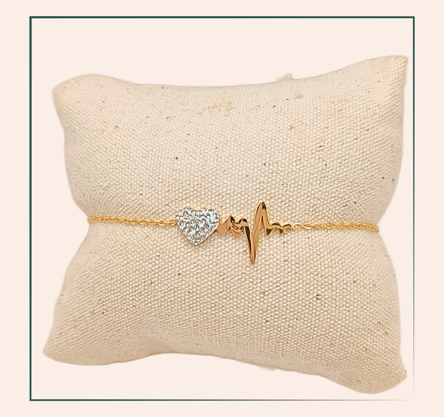 Bracelet acier inoxydable battement coeur - acier inoxydable Ce bracelet en acier inoxydable est orné d'un coeur en strass blanc et est parfait pour exprimer votre amour. Le battement de coeur ajoute une touche romantique à n'importe quelle tenue. Fabriqué en acier inoxydable, il est résistant et durable. Ajoutez une touche de brillance à votre look avec cet accesoire élégant.