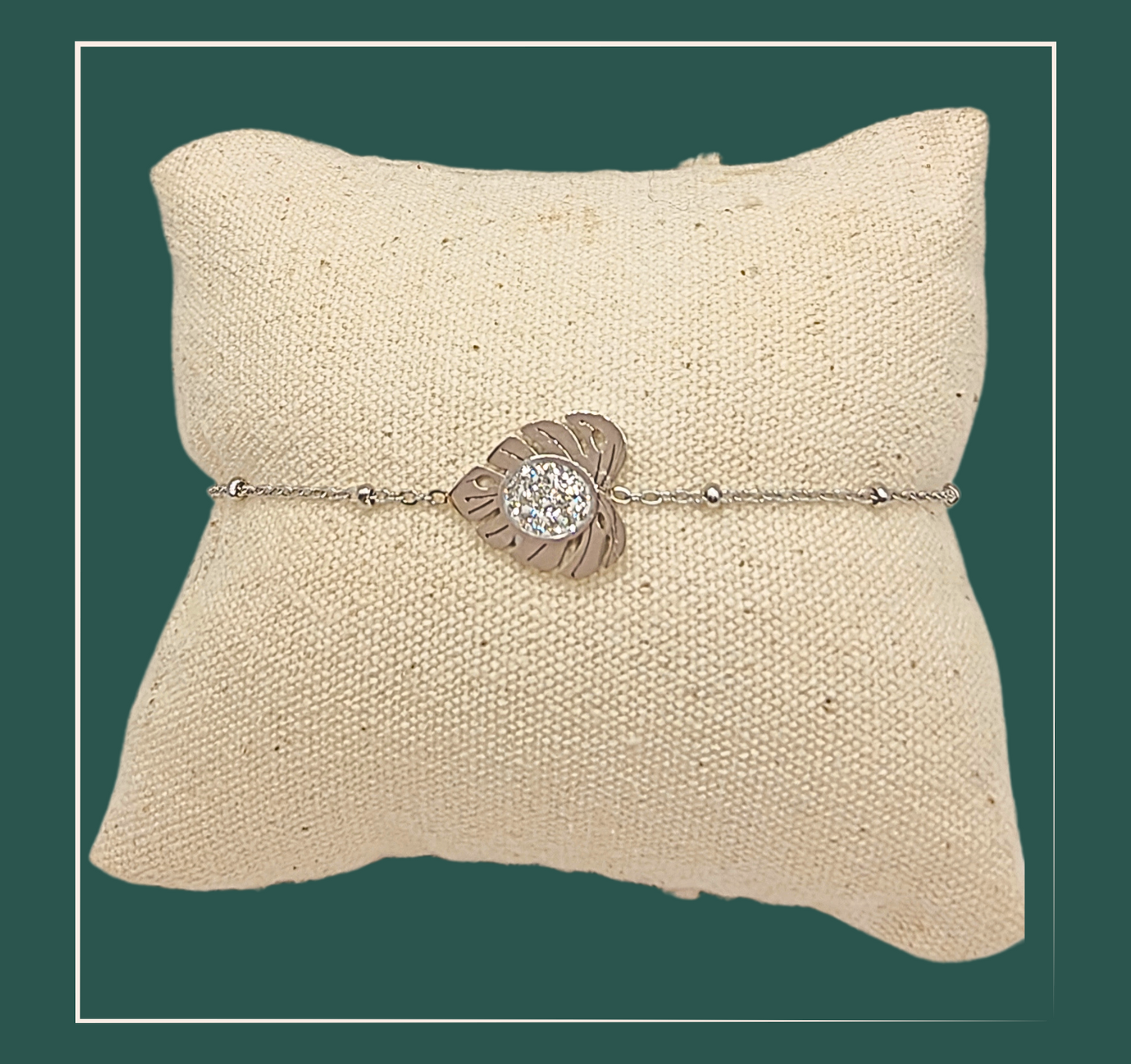 Bracelet acier inoxydable feuille - acier inoxydable Ce bracelet feuille en acier inoxydable avec strass blanc apportera une touche brillante à toutes vos tenues. Fabriqué en matériaux de haute qualité, il est durable et élégant. Ajoutez une touche de glamour à votre style avec ce superbe accesoire qui se mariera à toutes les occasions.