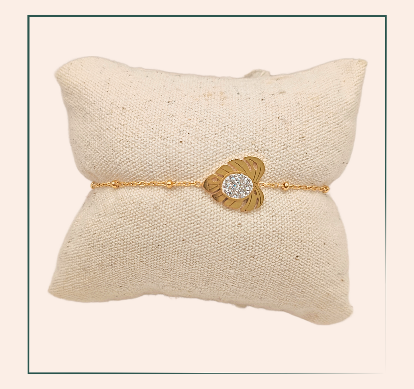 Bracelet acier inoxydable feuille - acier inoxydable Ce bracelet feuille en acier inoxydable avec strass blanc apportera une touche brillante à toutes vos tenues. Fabriqué en matériaux de haute qualité, il est durable et élégant. Ajoutez une touche de glamour à votre style avec ce superbe accesoire qui se mariera à toutes les occasions.