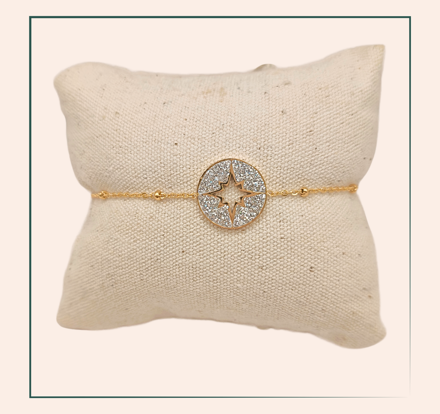 Bracelet acier inoxydable Emy - acier inoxydable Ce bracelet Emy est une pièce parfaite pour compléter votre collection de bijoux. Avec son médaillon de strass blanc et sa forme d'étoile en acier inoxydable hypoallergénique, il apportera une touche d'élégance et de brillance à votre tenue du jour ou du soir. Sans risque d'allergies, ce collier vous accompagnera en toute sécurité et vous fera vous sentir confiante et raffinée.