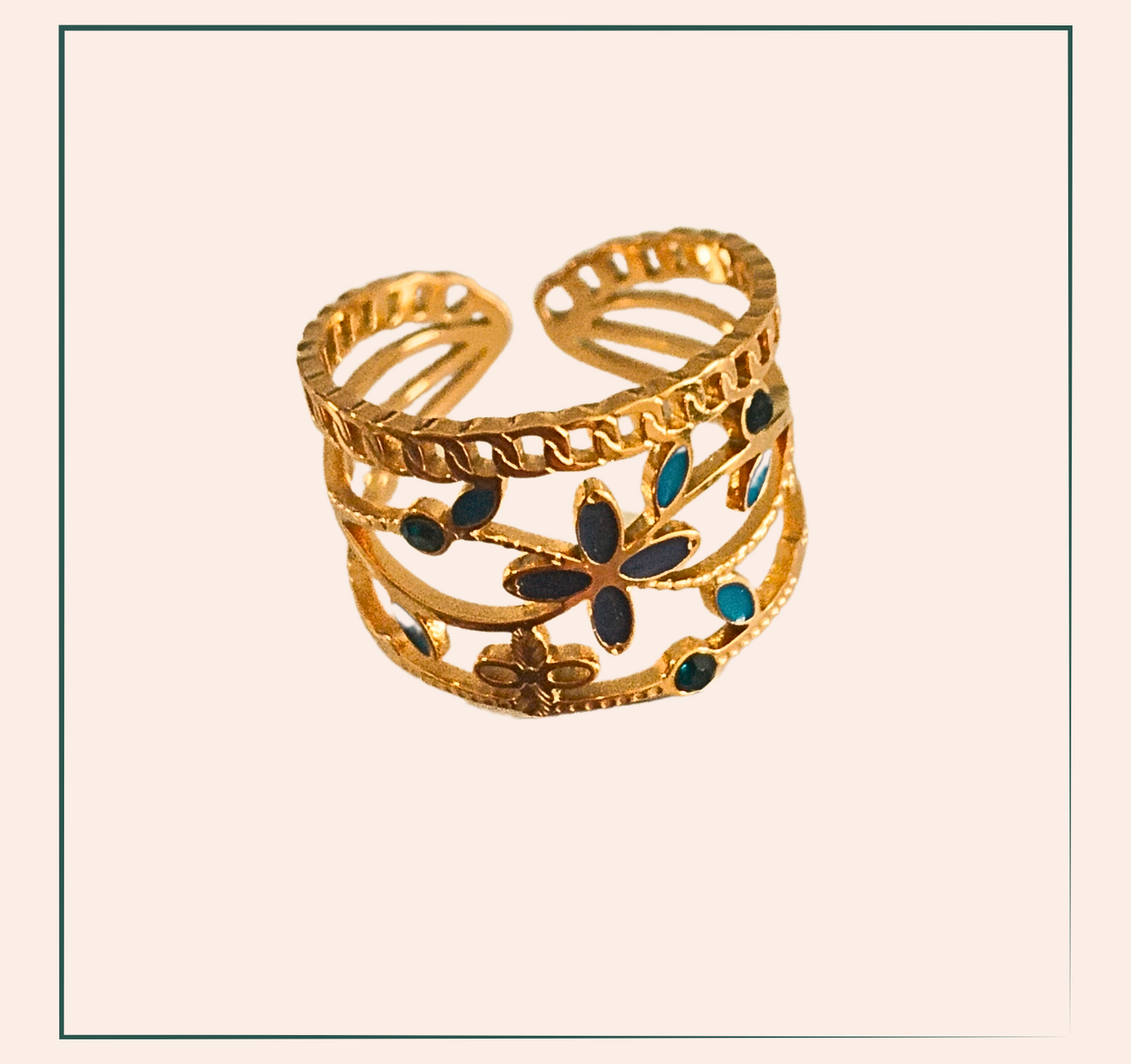 Bague Tatiana - acier inoxydable La bague Tatiana est une pièce d'exception avec ses rangs multiples et ses détails floraux bleus. Son réglage permet un ajustement parfait pour chaque doigt. Offrez-vous cette bague unique pour un style élégant et féminin.