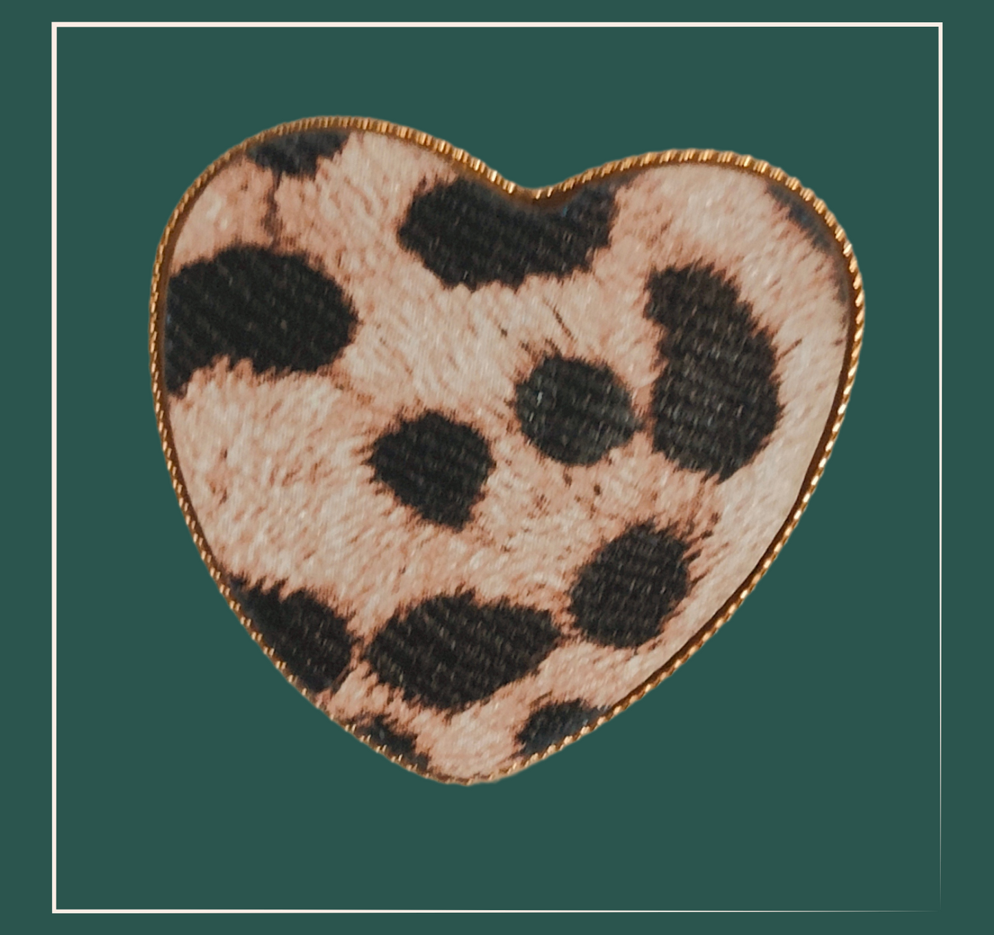 Bague Katia - acier inoxydable Cette bague Katia en forme de cœur avec imprimé léopard est le parfait accessoire pour ajouter une touche de style à votre tenue. Fabriquée à partir de matériaux de qualité, elle est également réglable pour un ajustement parfait. Apportez une touche d'audace à votre look avec cette bague à la fois élégante et tendance.