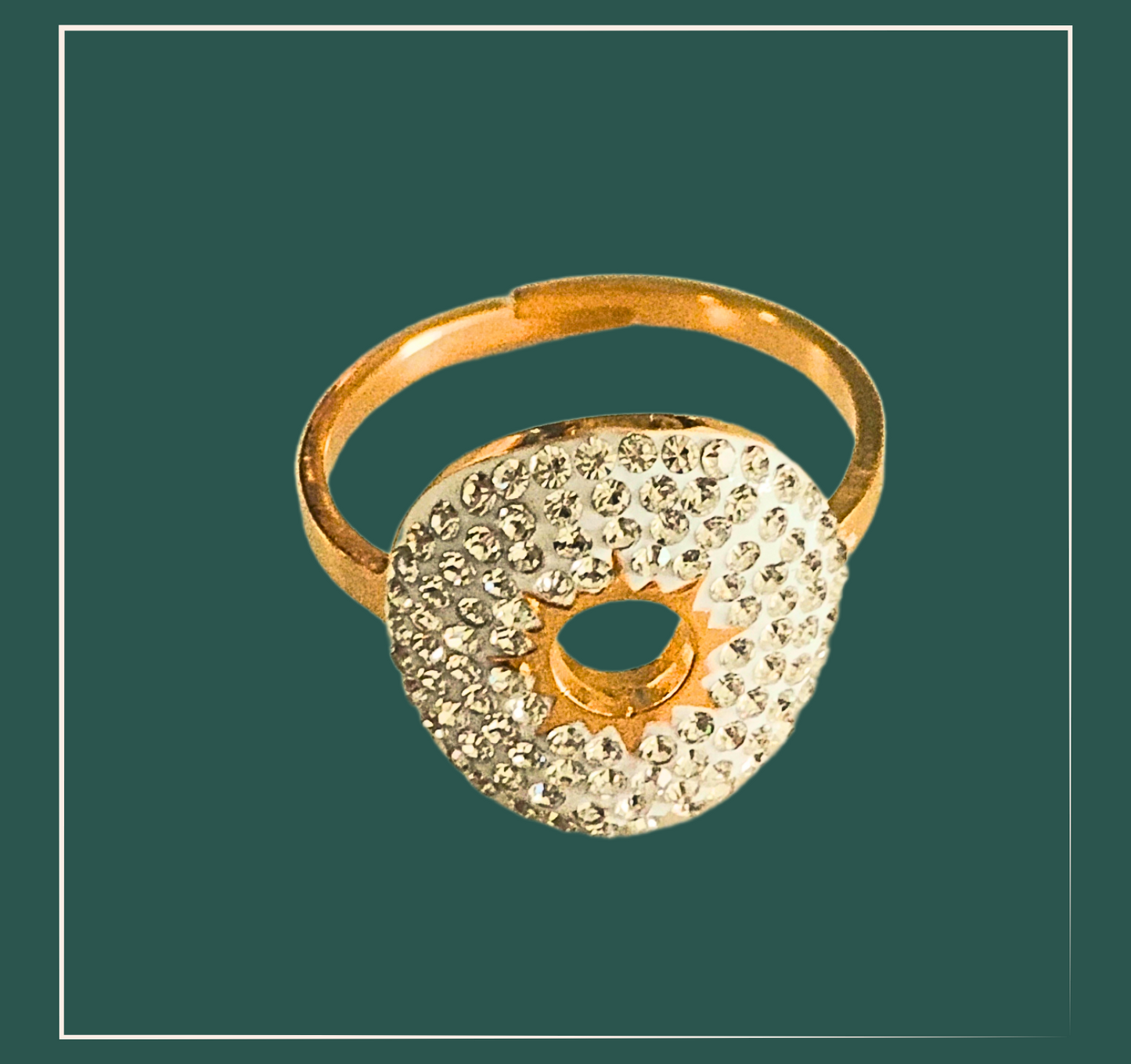 Bague Georgia - acier inoxydable Découvrez notre bague réglable Géorgia ornée de strass blancs pour une touche d'éclat à votre tenue. Avec son design élégant et intemporel, cette bague apportera une touche de sophistication à votre style. Un accessoire parfait pour toutes les occasions.