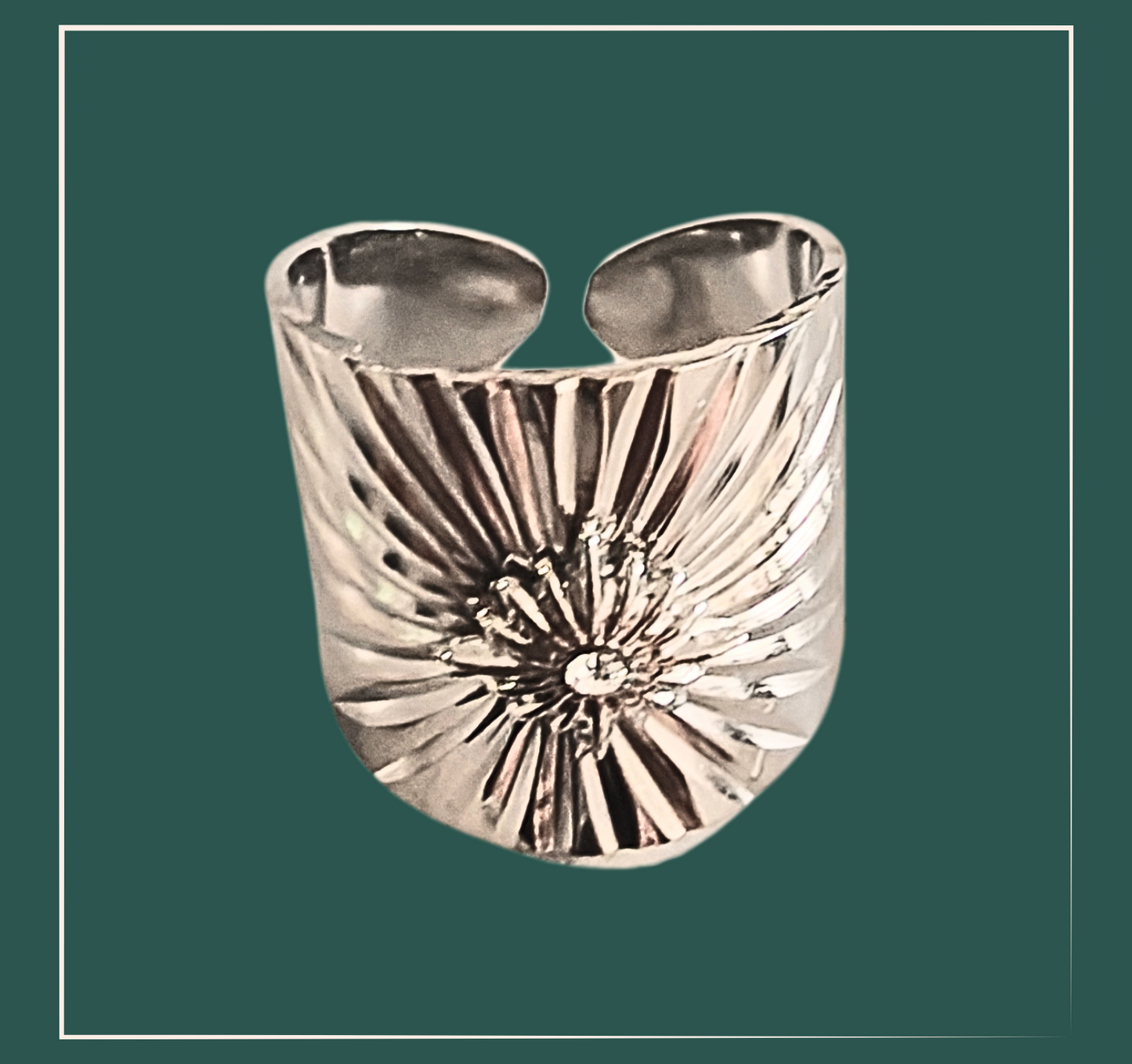 Bague Sophia - acier inoxydable La Bague Sophia est une pièce élégante qui ajoutera une touche d'éclat à votre look. Réglable et en forme d'étoile, elle est ornée d'un strass blanc scintillant au centre. Parfait pour les occasions spéciales et les tenues de soirée, cette bague apportera une touche de glamour à n'importe quelle tenue.