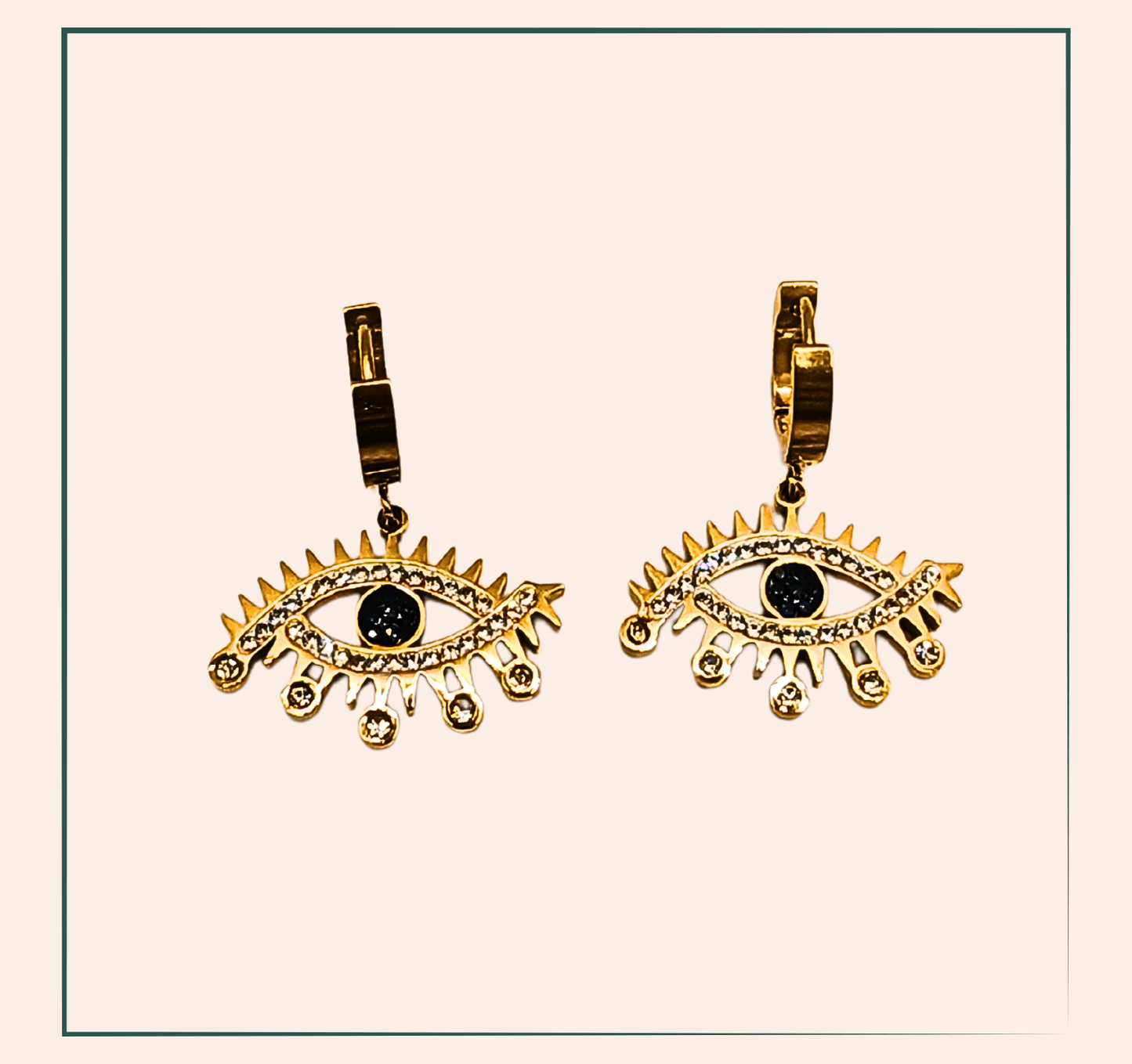 Boucle d'oreille fantaisie oeil - acier inoxydable Dormeuse en acier inoxydable en forme du 3e oeil Ces boucles d'oreilles ornées de strass apportent une touche de glamour à votre tenue. Leur forme de boucle d'oreille dormeuse en acier inoxydable les rend faciles à porter toute la journée. Ajoutez une touche d'élégance à votre style avec ces boucles d'oreille.