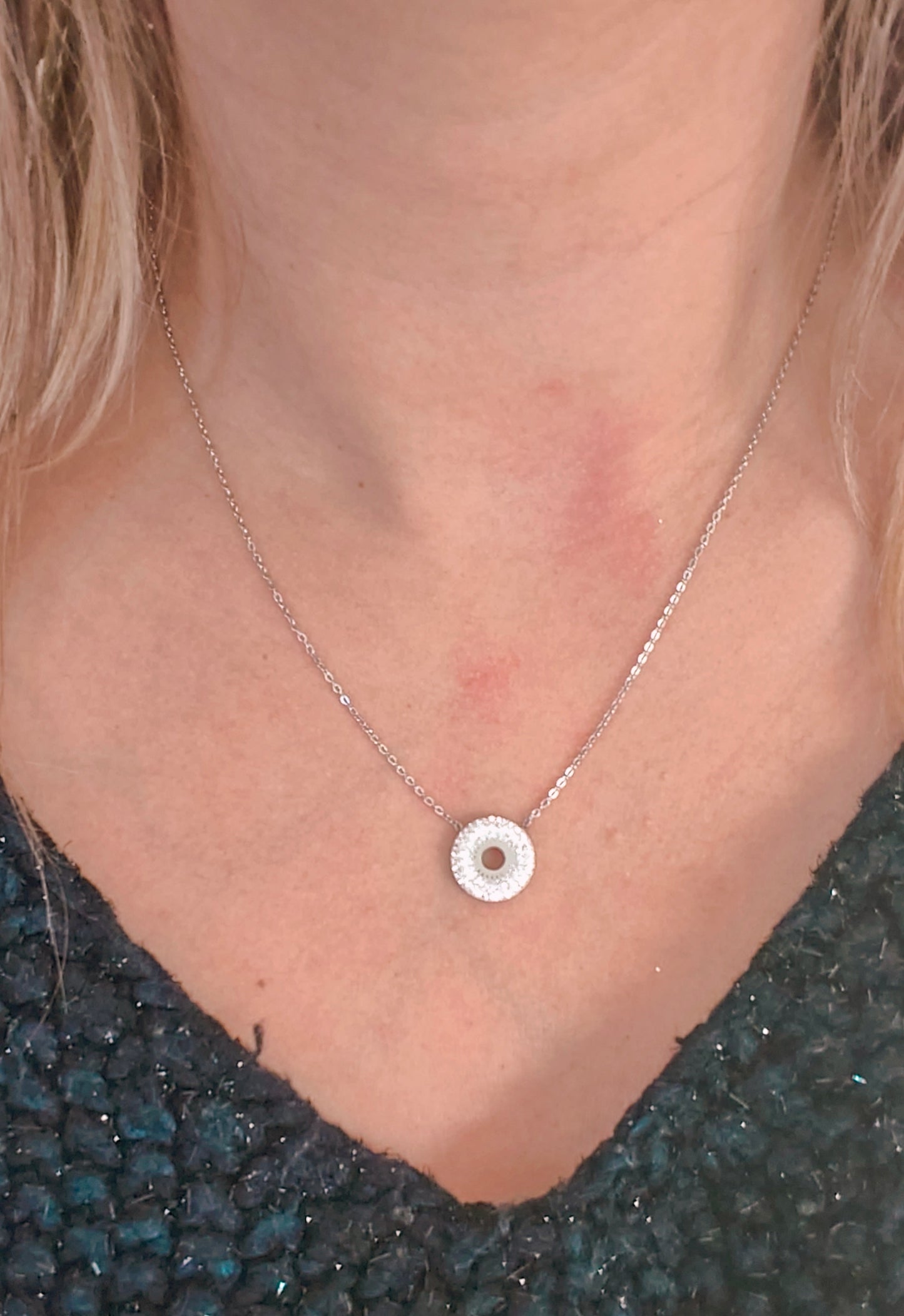 Collier Georgia - acier inoxydable Ce collier Georgia en médaille remplie de strass ajoute une touche d'élégance à votre tenue. Les strass brillants apportent une touche de lumière à votre décolleté. Fabriqué avec soin et précision, ce collier est un choix parfait pour toute occasion spéciale ou pour une utilisation quotidienne.