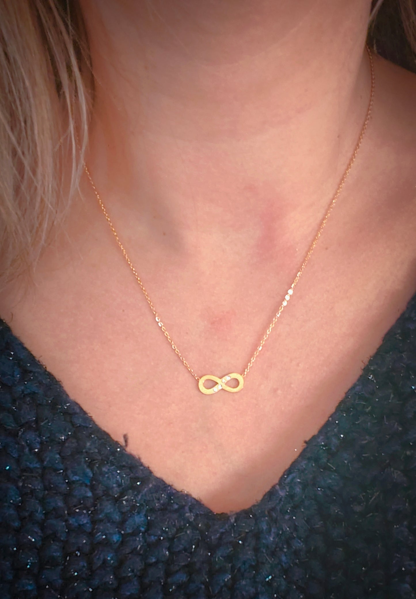 Collier infini - acier inoxydable Ce collier infini en acier avec des strass incurvé blanc apportera une touche d'élégance et de modernité à votre tenue. Fabriqué avec des matériaux de haute qualité, il est à la fois durable et esthétique. Parfait pour les occasions spéciales ou pour ajouter une touche de sophistication à votre look quotidien. Existe en collier argent fantaisie ou en collier doré fantaisie qui se marieront avec tous les styles
