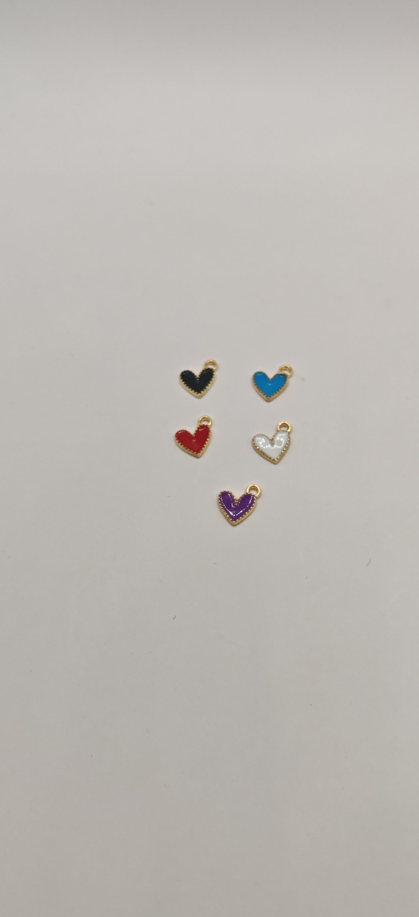 Collier Mamie personnalisable - acier inoxydable Ce collier Mamie en acier inoxydable personnalisable est l'accessoire parfait pour offrir un cadeau unique et sentimental. Avec une chaîne réglable et une pampille en forme de cœur, il saura ravir toutes les mamies. Fabriqué avec des matériaux durables et de qualité, ce collier est un symbole d'amour et de fierté pour votre grand-mère. C'est LE collier personnalisé acier inoxydable dont rêvent toutes les mamies !