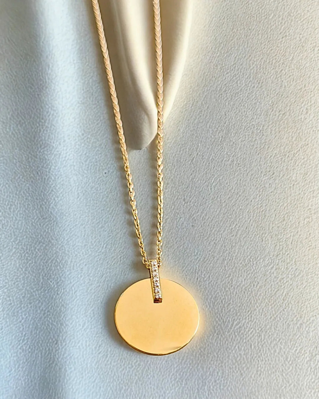 Collier médaillon doré à strass en acier inoxydable – bijou personnalisable élégant et résistant à l'eau.