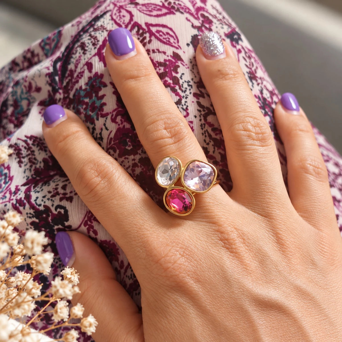 Bague trois pierres roses portée sur une main