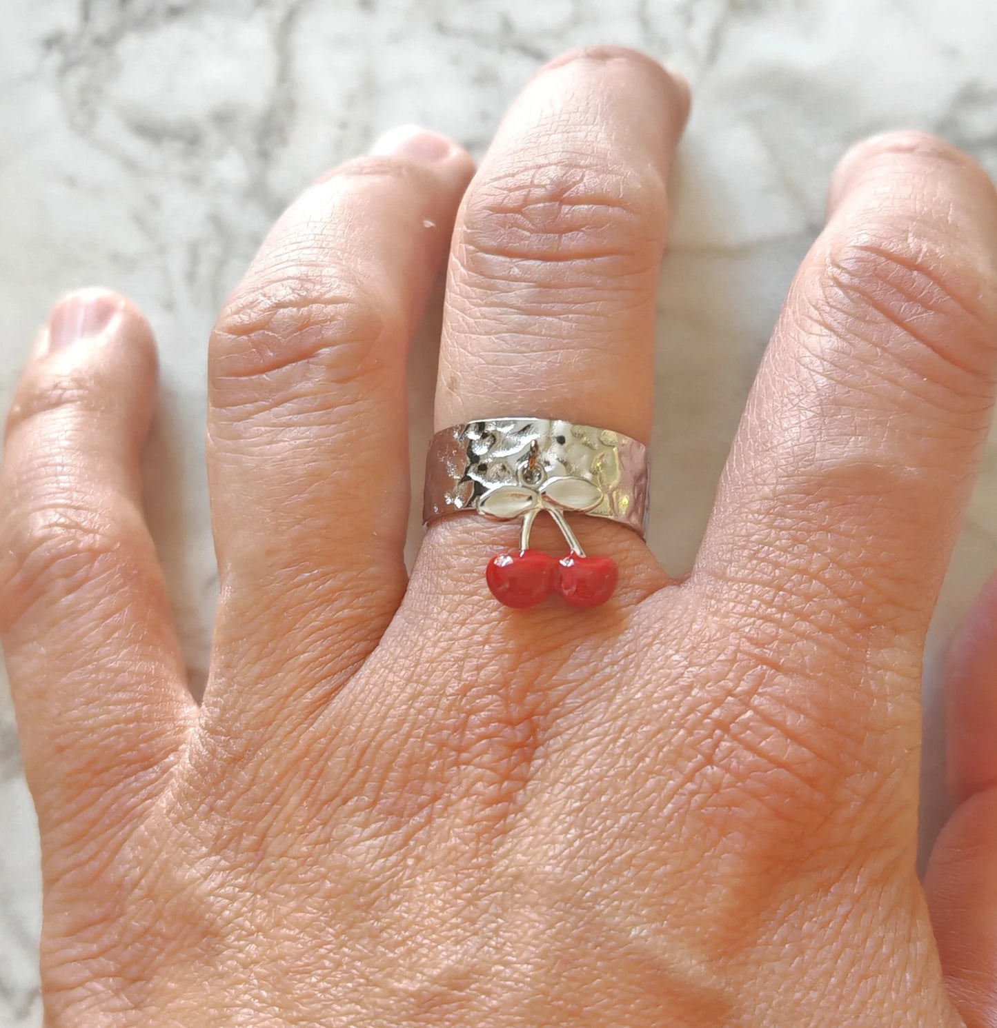 🍒 La touche fruitée qui habille vos mains
Fraîche, joyeuse, un brin rétro : une bague qui donne le sourire.
Craquez pour cette bague cerise réglable en acier inoxydable doré , aussi délicieuse qu'un fruit d'été. Son motif cerise émaillé rouge tient le regard avec tendresse et originalité, tout en restant chic et facile à porter au quotidien. Grâce à son design ajustable , elle convient à tous les doigts et s'adapte instantanément à votre main. Un bijou qui mêle charme, espionnage et solidité.