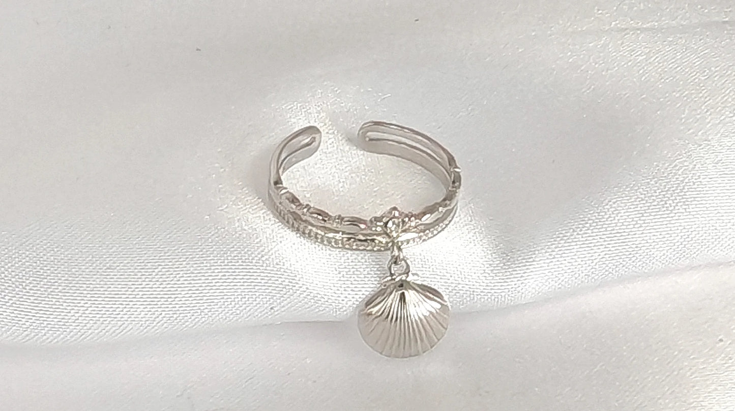 ne bague estivale aux pampilles coquillage et strass ✨
Embarquez pour un voyage au bord de mer avec notre bague coquillage à pampilles et strass, une pièce délicate et solaire qui capture toute la magie de l’été. Ses petites pampilles en forme de coquillage dansent au rythme de vos gestes, tandis que le strass scintillant capte la lumière pour une touche de brillance subtile.
Conçue en acier inoxydable, cette bague est waterproof, hypoallergénique et résistante à l’usure.