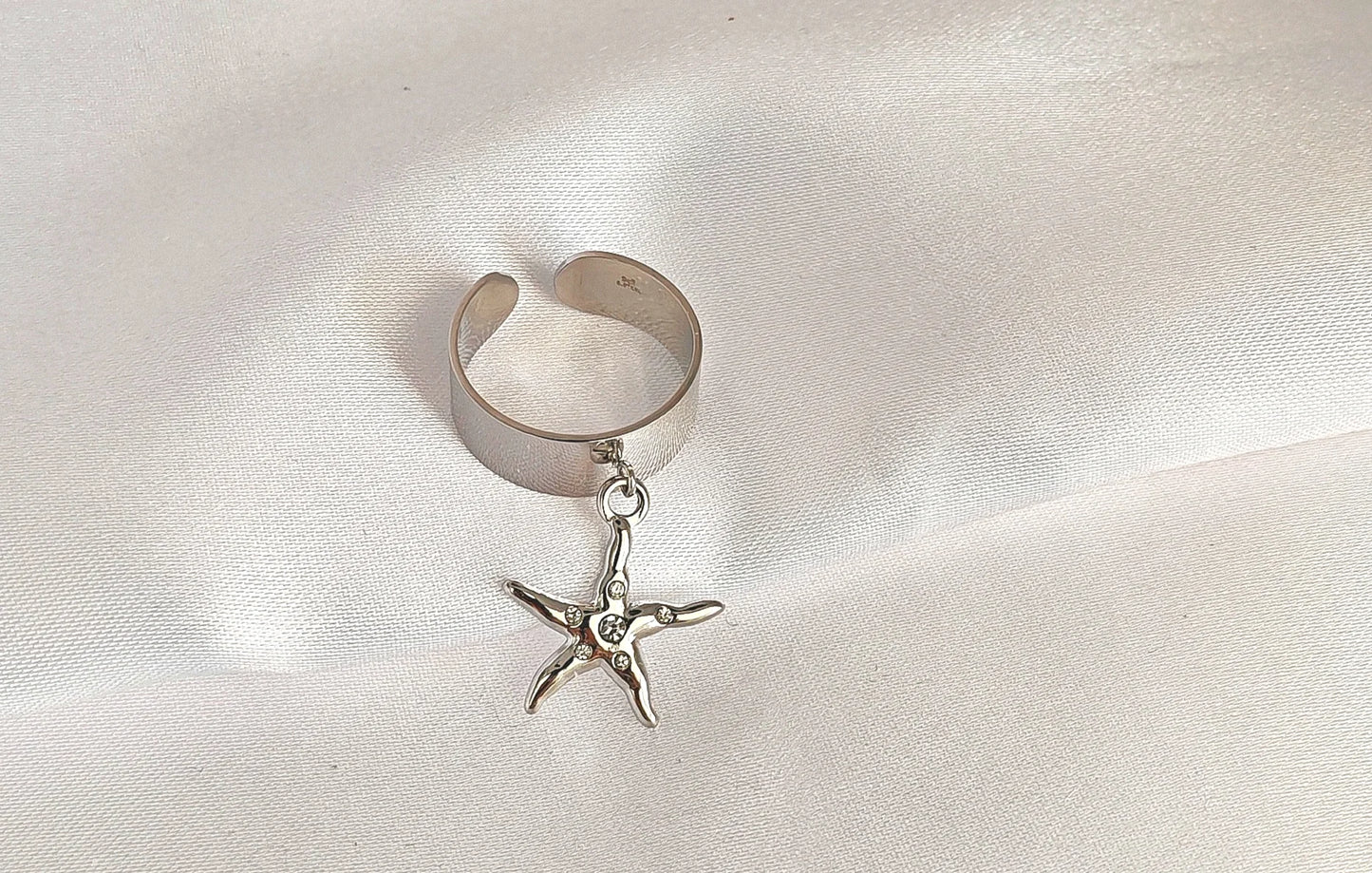 ymbole de liberté et d’évasion, notre bague étoile de mer en acier inoxydable est l’accessoire parfait pour illuminer votre été. Inspirée par la beauté des océans, elle habille délicatement la main tout en ajoutant une touche marine élégante à vos tenues estivales.
Conçue en acier inoxydable, elle est résistante à l’eau, hypoallergénique et inaltérable. Vous pouvez la porter à la plage, sous la douche ou lors de vos escapades sans craindre qu’elle ne s’oxyde ou change de couleur.