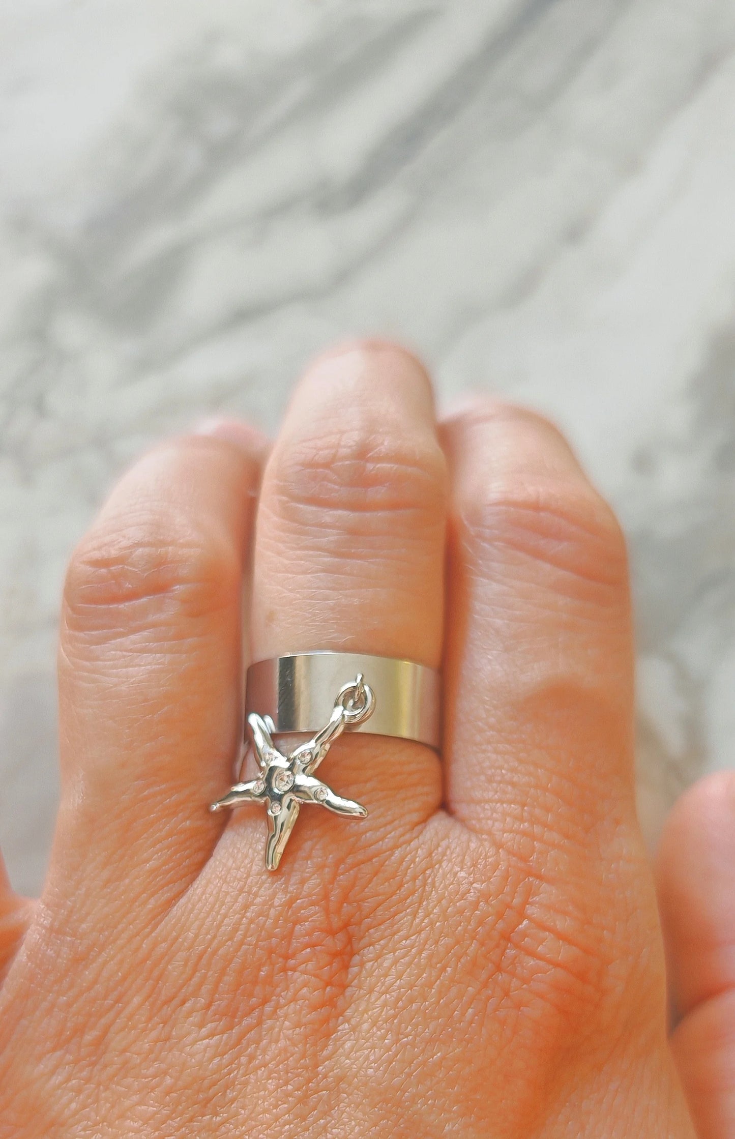 ymbole de liberté et d’évasion, notre bague étoile de mer en acier inoxydable est l’accessoire parfait pour illuminer votre été. Inspirée par la beauté des océans, elle habille délicatement la main tout en ajoutant une touche marine élégante à vos tenues estivales.
Conçue en acier inoxydable, elle est résistante à l’eau, hypoallergénique et inaltérable. Vous pouvez la porter à la plage, sous la douche ou lors de vos escapades sans craindre qu’elle ne s’oxyde ou change de couleur.