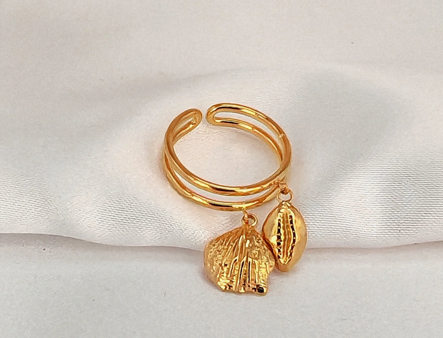 đ Un souffle dâĂ©vasion au creux de la main
Comme un trĂ©sor trouvĂ© au bord de lâeau, cette bague vous murmure des rĂȘves dâailleursâŠ
Cette bague ajustable femme coquillage est une invitation au voyage. Avec son motif coquillage finement travaillĂ© et sa structure en acier inoxydable, elle allie style bohĂšme et durabilitĂ©. LĂ©gĂšre et ajustable, elle Ă©pouse dĂ©licatement la forme de votre doigt pour un confort absolu â sans compromis sur lâĂ©lĂ©gance.
Que vous soyez en ville ou en bord de mer, ce bijou vous accom