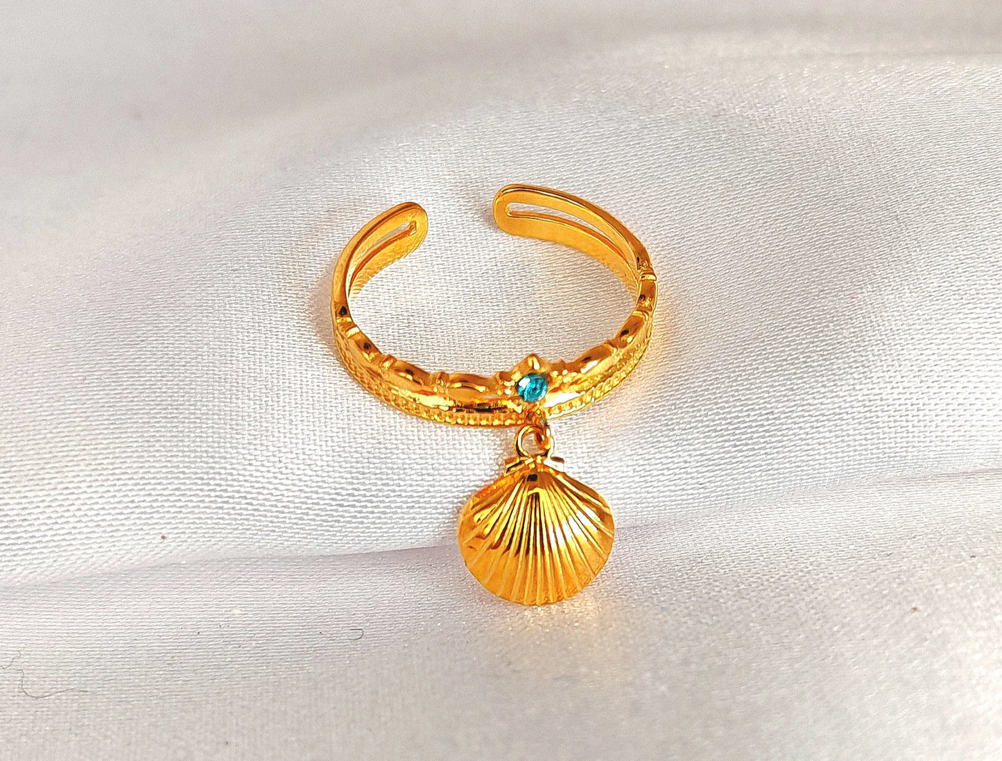 ne bague estivale aux pampilles coquillage et strass ✨
Embarquez pour un voyage au bord de mer avec notre bague coquillage à pampilles et strass, une pièce délicate et solaire qui capture toute la magie de l’été. Ses petites pampilles en forme de coquillage dansent au rythme de vos gestes, tandis que le strass scintillant capte la lumière pour une touche de brillance subtile.
Conçue en acier inoxydable, cette bague est waterproof, hypoallergénique et résistante à l’usure.