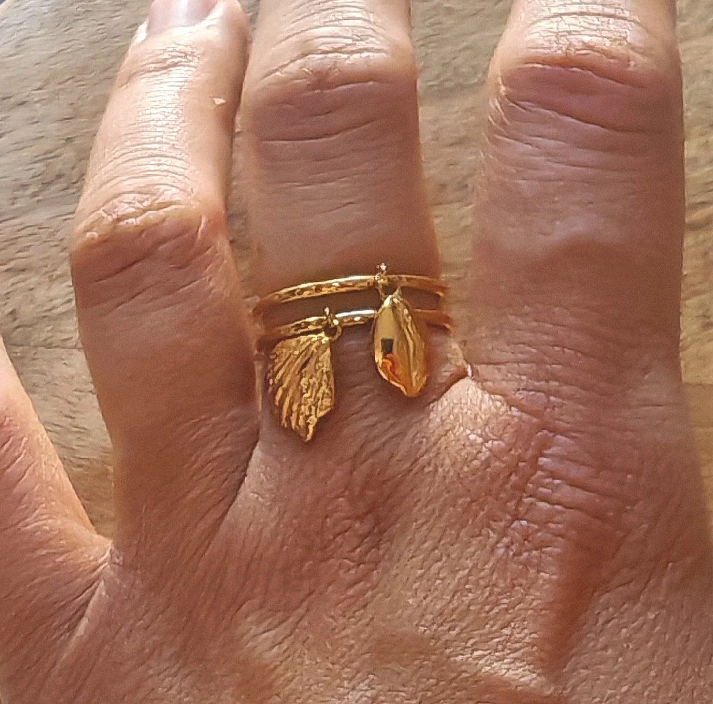 đ Un souffle d'Ă©vasion au creux de la main
Comme un trĂ©sor trouvĂ© au bord de l'eau, cette bague vous murmure des rĂȘves d'ailleursâŠ
Cette bague ajustable femme coquillage est une invitation au voyage. Avec son motif coquillage finement travaillĂ© et sa structure en acier inoxydable , elle allie le style bohĂšme et durabilitĂ©. LĂ©gĂšre et ajustable, elle Ă©pouse dĂ©licatement la forme de votre doigt pour un confort absolu â sans compromis sur l'Ă©lĂ©gance.