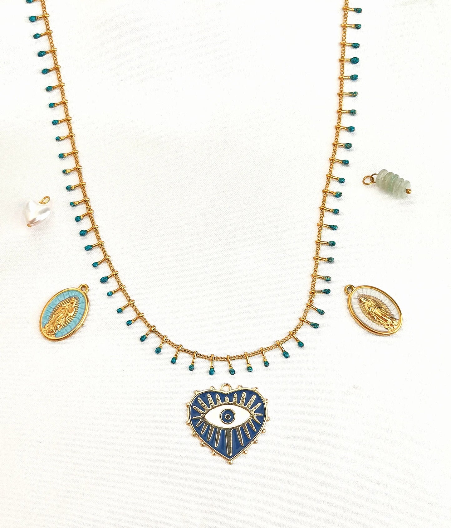 ✨ Créez un bijou qui vous ressemble
Exprimez votre histoire, vos émotions ou vos liens précieux avec ce bijou pendentif personnalisable — un collier unique, façonné selon vos envies.
🔧 Personnalisation sur mesure
Parce que chaque personne est unique, ce bijou s'adapte entièrement à vous :
Choisissez la taille du collier : court, mi-long ou long, selon votre style et votre confort
Ajoutez le nombre de pampilles que vous souhaitez : une seule initiale ou un bouquet de symboles — chaque pampille représen