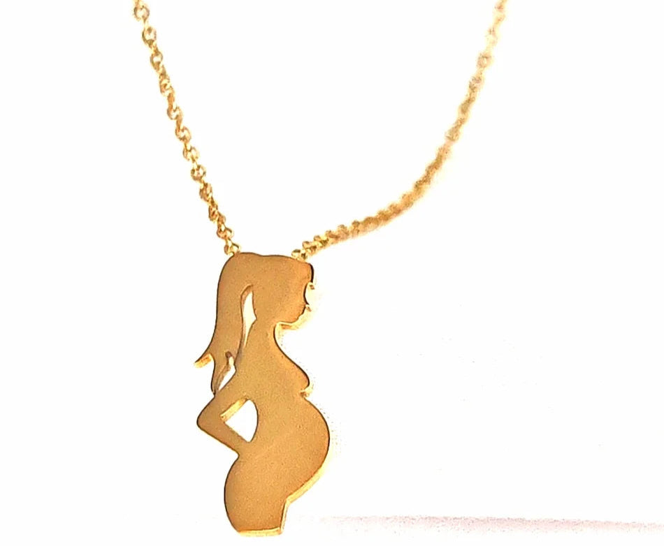 🤰 Un bijou pour honorer la vie qui grandit
Porter la vie est un miracle. Ce bijou en est le reflet, tendre, précieux, inoubliable.
Ce bijou futur maman met en lumière la beauté unique de la maternité à venir. Son pendentif finement découpé représente une femme enceinte en pleine sérénité, délicatement encerclée d’un cœur symbole d’amour inconditionnel
À porter tout au long de la grossesse ou à offrir lors d’une baby shower, ce bijou est un cadeau symbolique et réconfortant. Il se marie à merveille avec