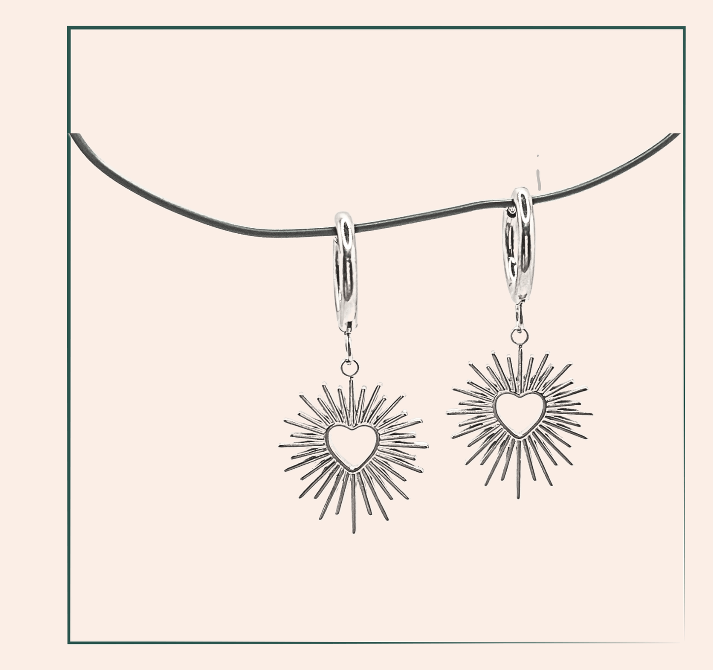 Boucle d'oreille acier inoxydable Lauriane - acier inoxydable La Boucle d'oreille acier inoxydable Lauriane est un magnifique accessoire pendante en forme de coeur à 10 euros. Raffinée et élégante, elle ajoutera une touche de style à toutes vos tenues. Le matériau durable et hypoallergénique garantit un confort tout au long de la journée. Parfait pour un look chic et intemporel.