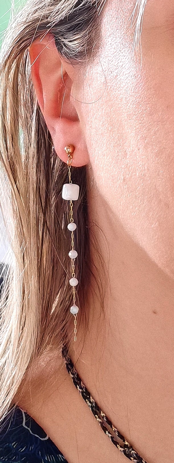 Boucle d'oreille acier inoxydable Cristal - acier inoxydable Ajoutez une touche élégante et sophistiquée à votre look avec nos boucles d'oreilles en acier inoxydable . Avec des perles carrées blanches en acier inoxydable, ces boucles d'oreilles en acier apportent un éclat subtil qui complet n'importe quelle tenue. Fabriquées avec des matériaux de qualité, ces boucles d'oreille sont durables et résistantes à la corrosion.