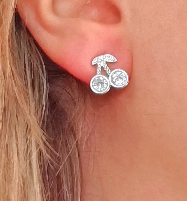 Apportez une touche de fraîcheur et de gourmandise à votre style avec ces boucles d'oreilles cerises en acier inoxydable non pendantes. Ces petites merveilles évoquent la douceur des beaux jours et l'esprit espiègle de l'été, parfaites pour égayer votre quotidien avec une note colorée et pleine de charme. Leur design compact et délicat, allié à la qualité inoxydable, garantit une tenue impeccable et un éclat durable. Ces boucles d'oreilles sont également hypoallergéniques , idéales pour les peaux sensibles
