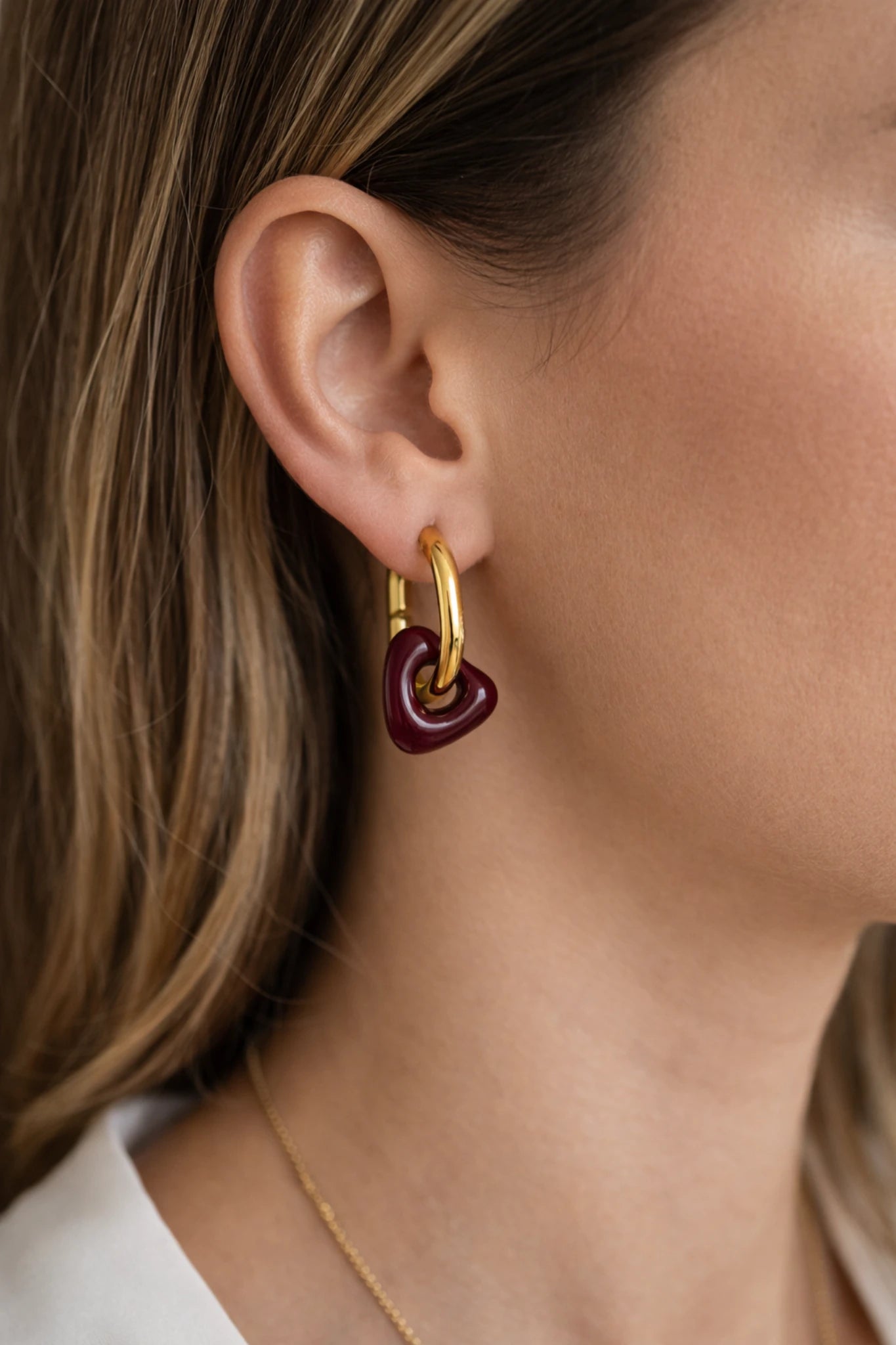 Boucles d’oreilles anneaux cœur rouge en acier inoxydable doré. Un bijou lumineux, résistant et idéal à offrir ou à s’offrir.