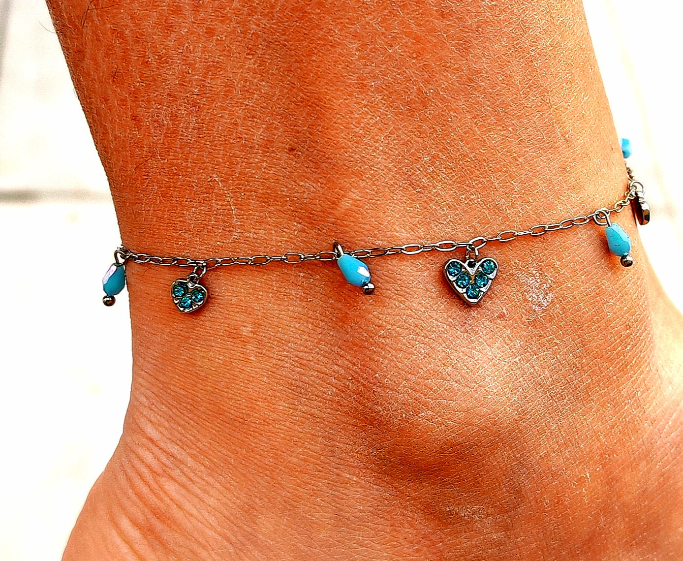 Fabriqué en acier inoxydable de qualité supérieure, ce bracelet de cheville brillant comporte des pampilles en forme de cœur ornées de strass bleus et de perles bleues. Léger et durable, il ajoutera une touche élégante et féminine à toute tenue. Parfait pour les occasions spéciales ou pour le quotidien.