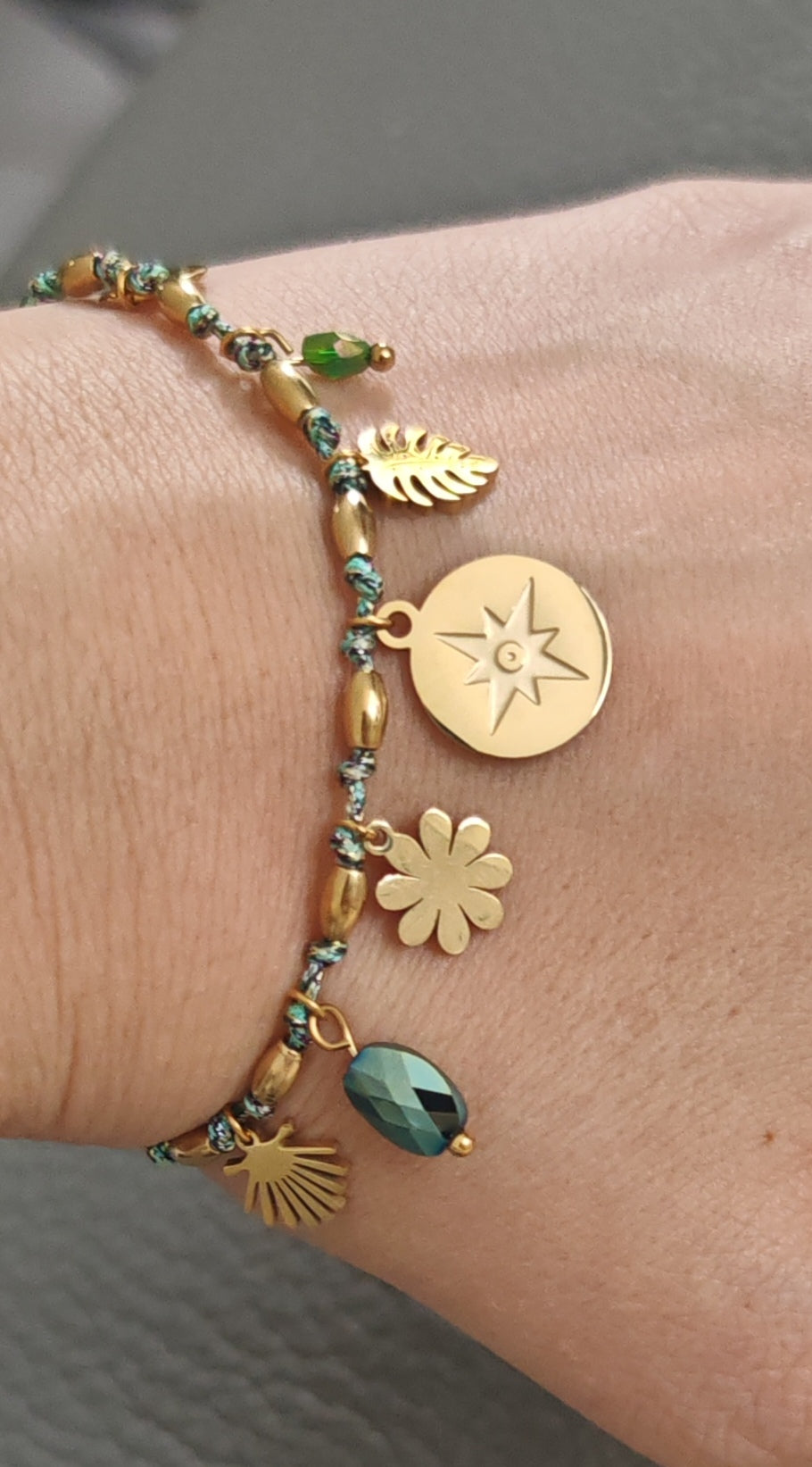 Bracelet en acier Sophia - acier inoxydable Le bracelet Sophia en acier inoxydable doré avec des pampilles sur le thème de la nature est à la fois élégant et hypoallergénique . Fabriqué avec des matériaux de qualité, il apporte une touche de nature à votre tenue. Son design unique et sa durabilité en font un accessoire parfait pour toutes les occasions.