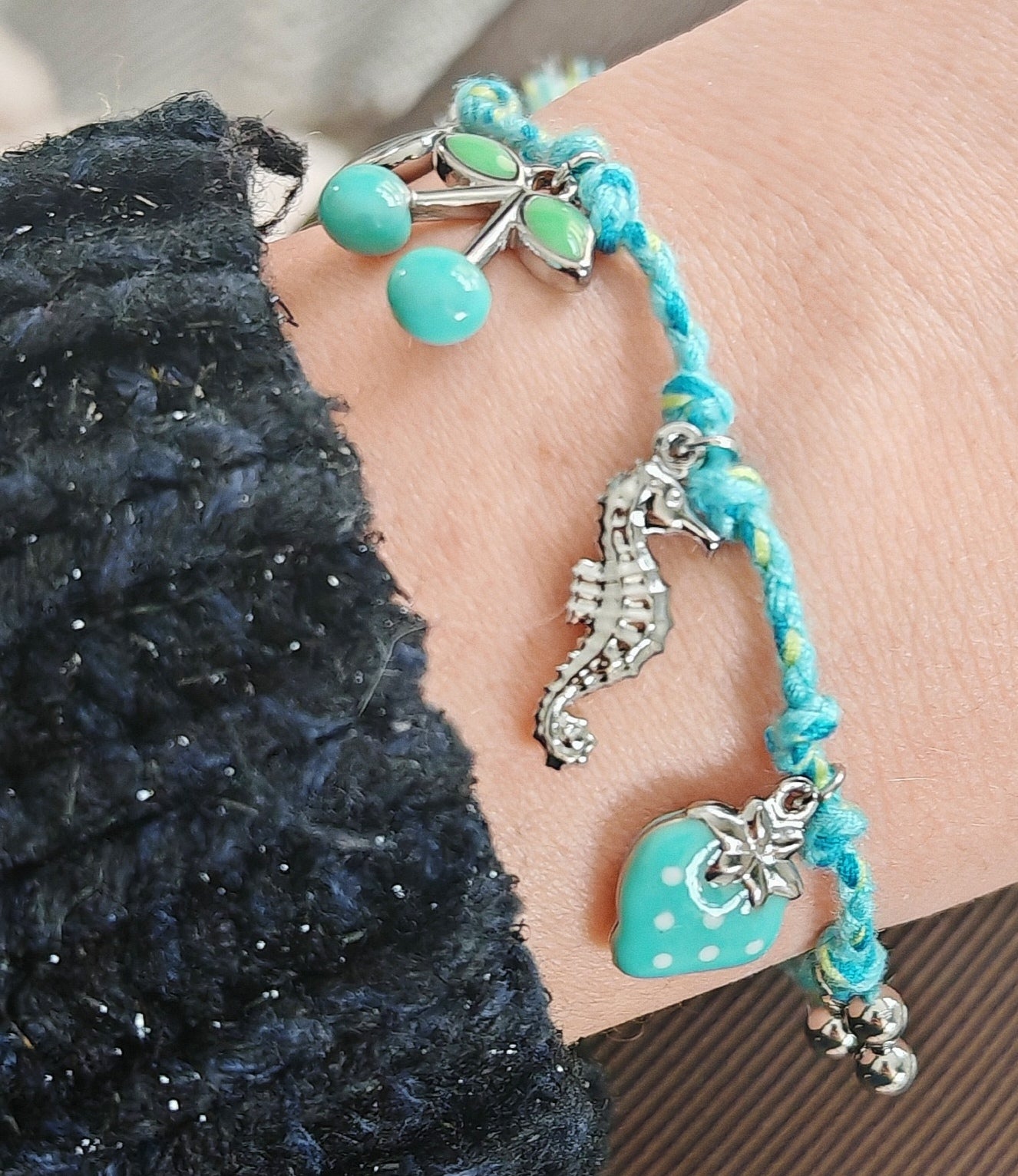 Bracelet acier inoxydable Sonia - acier inoxydable Le bracelet acier inox Sonia avec des pampilles ajoute une touche élégante à votre tenue. Fabriqué en acier inoxydable durable, il apporte une touche de brillance et de sophistication à votre poignet. Parfait pour une utilisation quotidienne ou pour une occasion spéciale, ce bracelet est un accessoire polyvalent et tendance.