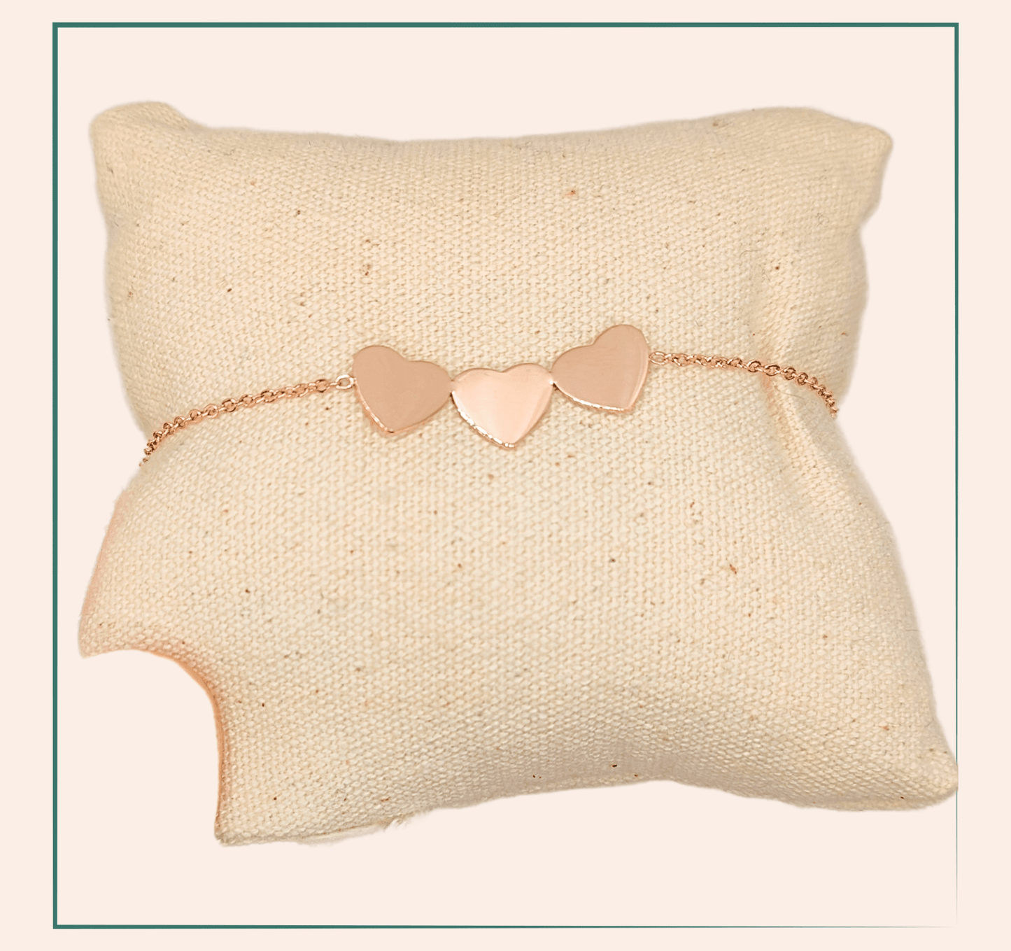 Bracelet acier inoxydable Initiale personnalisable - acier inoxydable Ce bracelet en acier élégant est doté de 3 cœurs personnalisables , offrant une touche personnelle à votre style. Réglable et hypoallergénique , il convient à tous et ajoute une touche de glamour à votre tenue. Parfait pour un cadeau unique et spécial. Mon petit truc en plus ? Le bijou personnalisé en acier inoxydable deviendra LE cadeau incontournable !