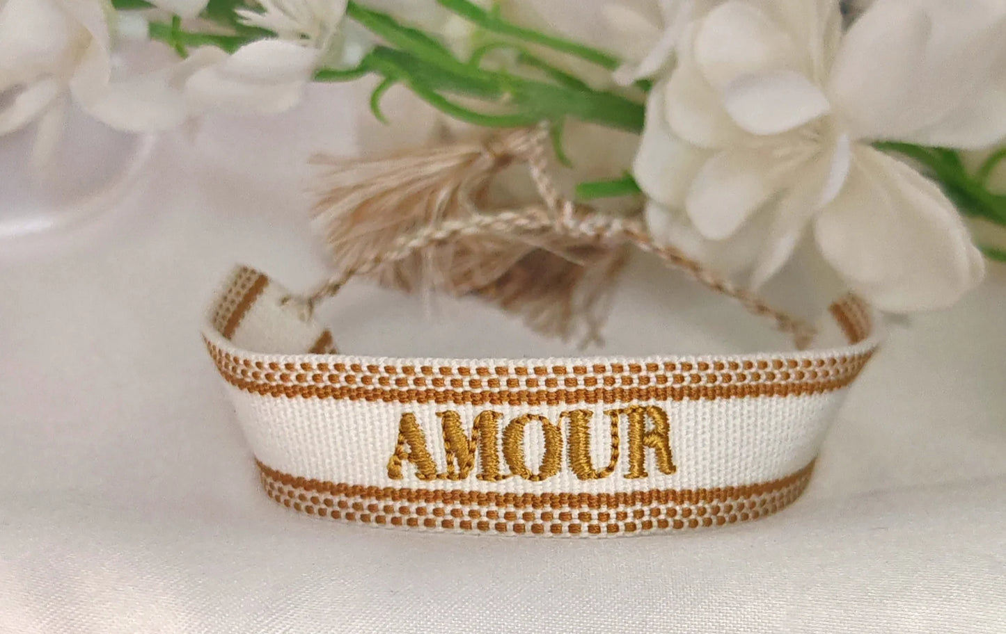 🧵 Un message qui se porte, un lien qui reste
Tissés avec le cœur, ces bracelets racontent une histoire d’amour, de famille, de tendresse.
Ce bracelet tissé personnalisé est bien plus qu’un simple accessoire : c’est un bijou plein de sens. Avec ses inscriptions fortes comme “mama”, “amour”, il célèbre les liens du cœur dans un style à la fois bohème et moderne. Chaque bracelet est tissé avec soin et délicatesse, dans des tons doux et intemporels, pour s’adapter à toutes les tenues et toutes les envies.