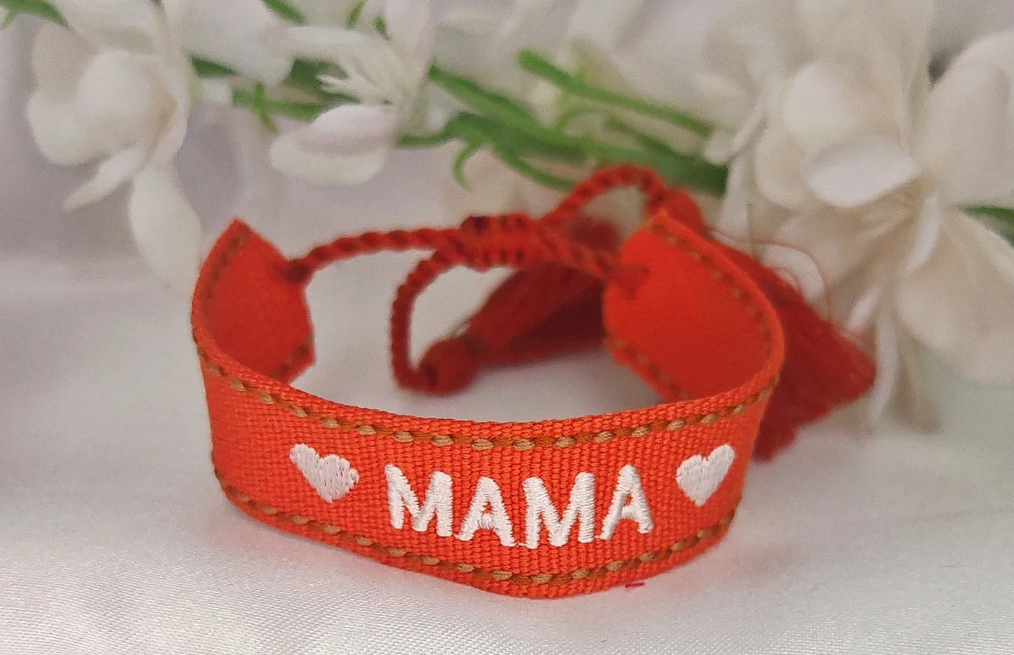 🧵 Un message qui se porte, un lien qui reste
Tissés avec le cœur, ces bracelets racontent une histoire d’amour, de famille, de tendresse.
Ce bracelet tissé personnalisé est bien plus qu’un simple accessoire : c’est un bijou plein de sens. Avec ses inscriptions fortes comme “mama”, “amour”, il célèbre les liens du cœur dans un style à la fois bohème et moderne. Chaque bracelet est tissé avec soin et délicatesse, dans des tons doux et intemporels, pour s’adapter à toutes les tenues et toutes les envies.