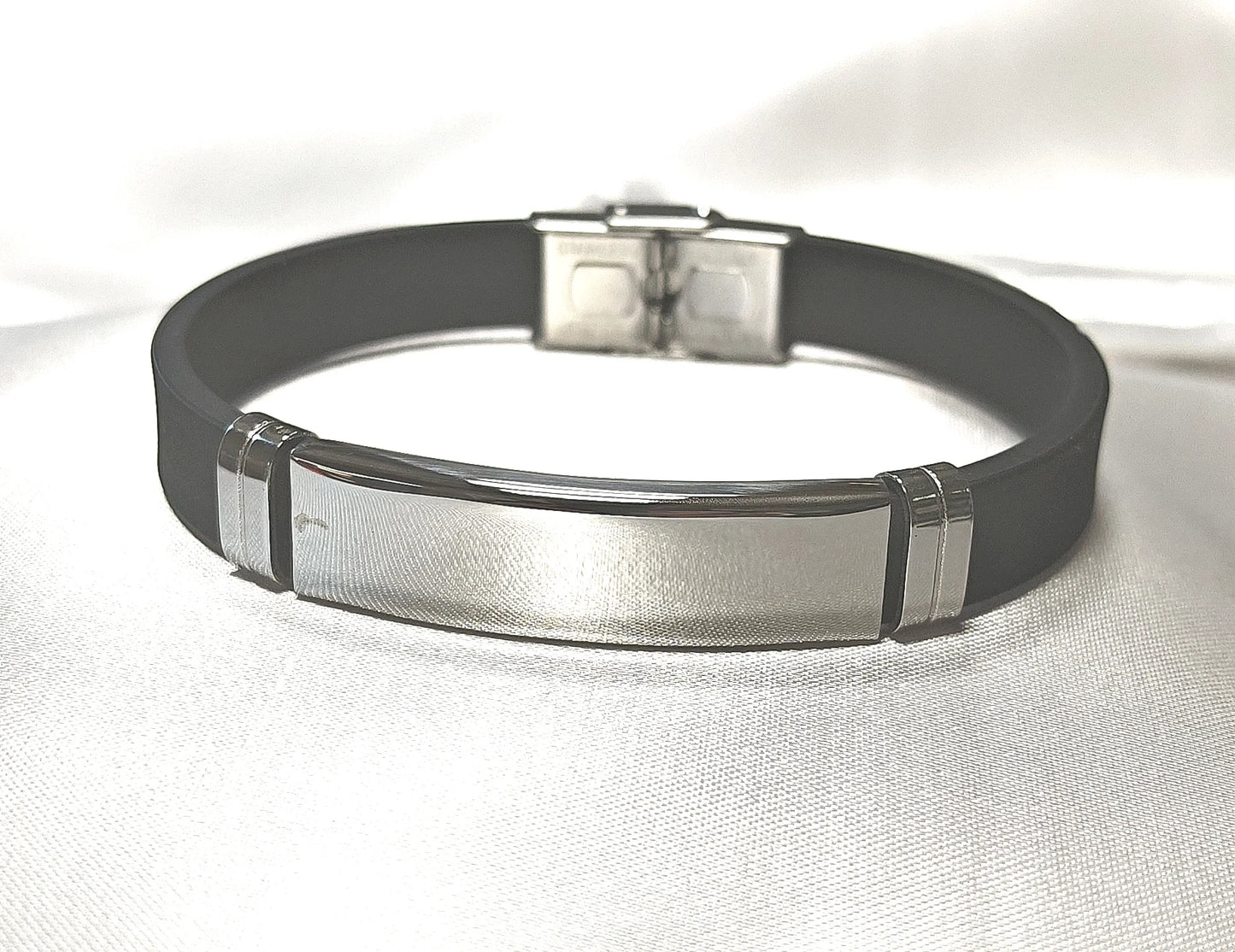 🔩 Masculin, unique, gravé rien que pour lui
Un bijou qui lui ressemble : sobre, fort, et plein de sens.
Ce bracelet en acier pour homme personnalisé est bien plus qu’un accessoire — c’est un message gravé à même le poignet.
Avec sa finition soignée, son design moderne et son acier inoxydable de haute qualité, ce bracelet allie résistance et élégance. Grâce à la gravure personnalisée, vous offrez un bijou unique : une date importante, un prénom, des initiales, un mot fort ou discret… Chaque détail compte.
