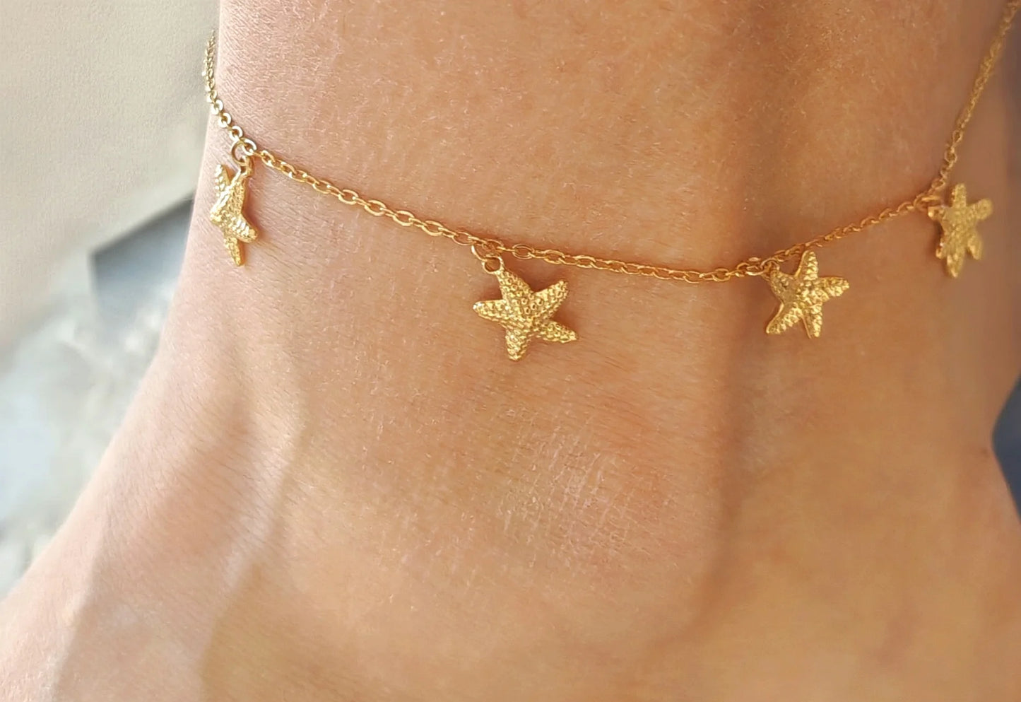 Laissez-vous transporter par la magie de l'océan avec ce bracelet chaîne de cheville en acier inoxydable orné de pampilles en forme d'étoile de mer. Ce bijou d'été allie élégance et fraîcheur marine, parfait pour apporter une touche bohème et lumineuse à vos pieds. Conçu en acier inoxydable, il résiste à l'eau et garde son éclat même après de nombreuses aventures au bord de la mer. De plus, ce bracelet est hypoallergénique , idéal pour les peaux sensibles qui souhaitent allier style et confort.