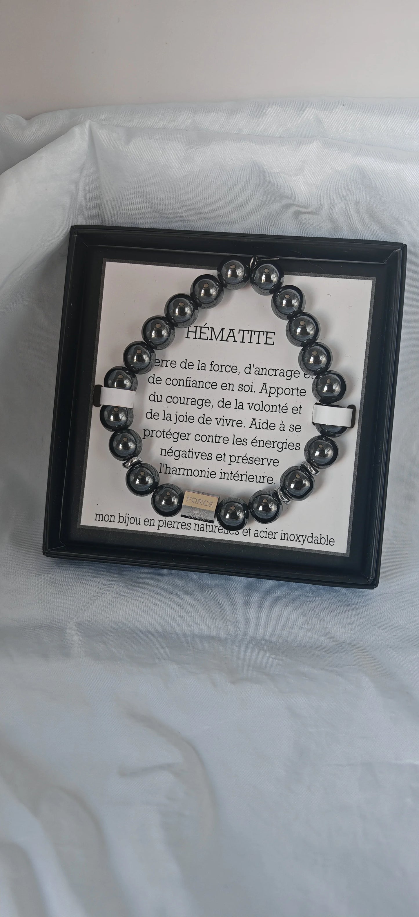 🪨 Une pierre d’ancrage et de vitalité
Ce bracelet est composé de perles d’hématite naturelle, reconnaissables à leur éclat métallique subtil. L’hématite est une pierre d’ancrage réputée pour stimuler la concentration, renforcer la volonté et redonner de l’énergie.
Son design minimaliste en fait un accessoire facile à porter au quotidien, seul ou combiné avec d’autres bracelets.
Le tout est monté sur un fil élastique renforcé, pour un ajustement confortable, sans fermeture compliquée.