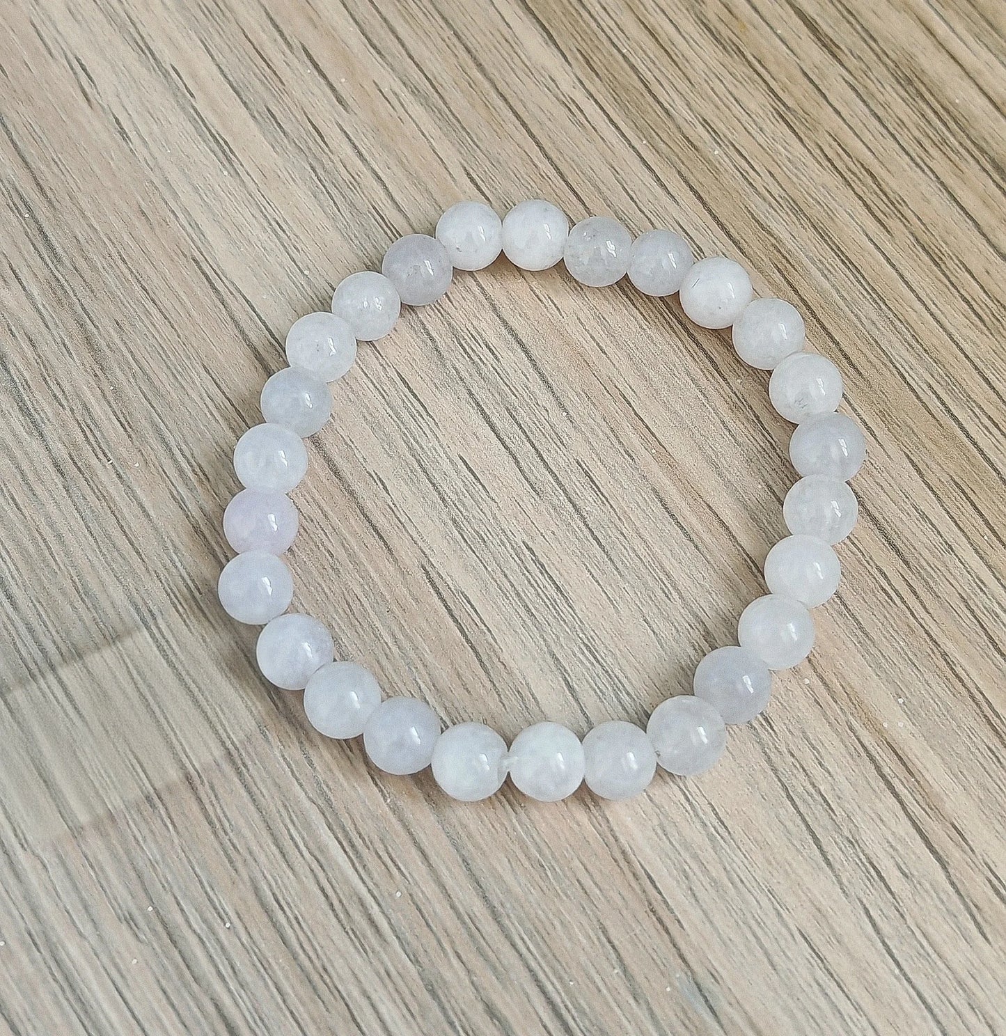 Pierre de l’apaisement par excellence, l’aquamarine est connue pour favoriser la paix intérieure, la clarté mentale et la confiance émotionnelle. Chaque perle naturelle de ce bracelet est sélectionnée avec soin et montée à la main pour transmettre l’intention suivante :
Paix intérieure – Intuition – Énergie
C’est un véritable bijou d’intention, conçu pour vous reconnecter à vous-même et libérer ce qui entrave votre équilibre intérieur.