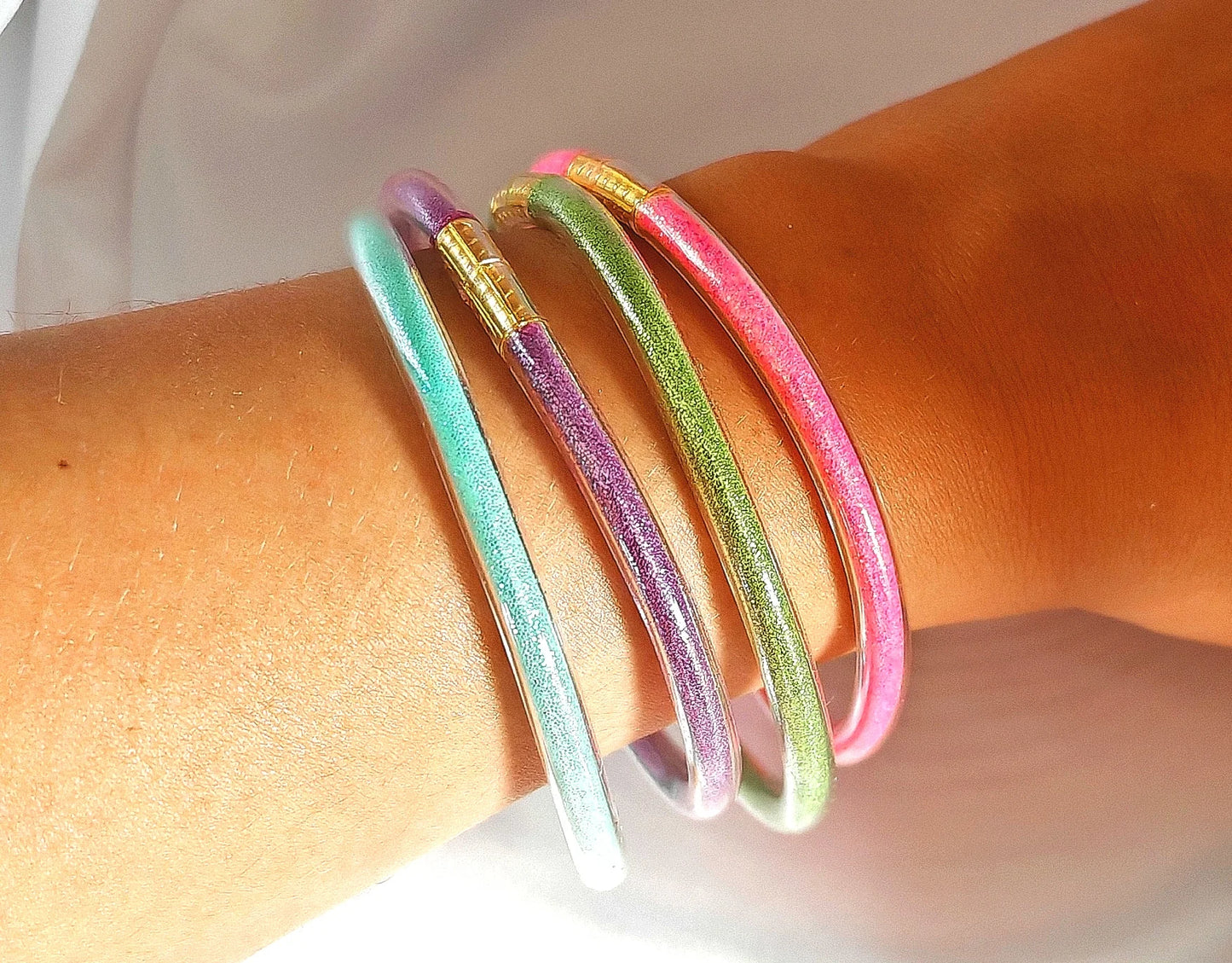 đ Un bijou fun et scintillant
Ce bracelet tendance se distingue par ses paillettes multicolores qui offrent un rendu brillant et dynamique. Léger, souple et confortable
Fabriqué avec des matériaux de qualité et des finitions soignées, il est parfait pour égayer une tenue décontractée, une sortie entre amis ou ajouter une touche festive à vos looks du quotidien.